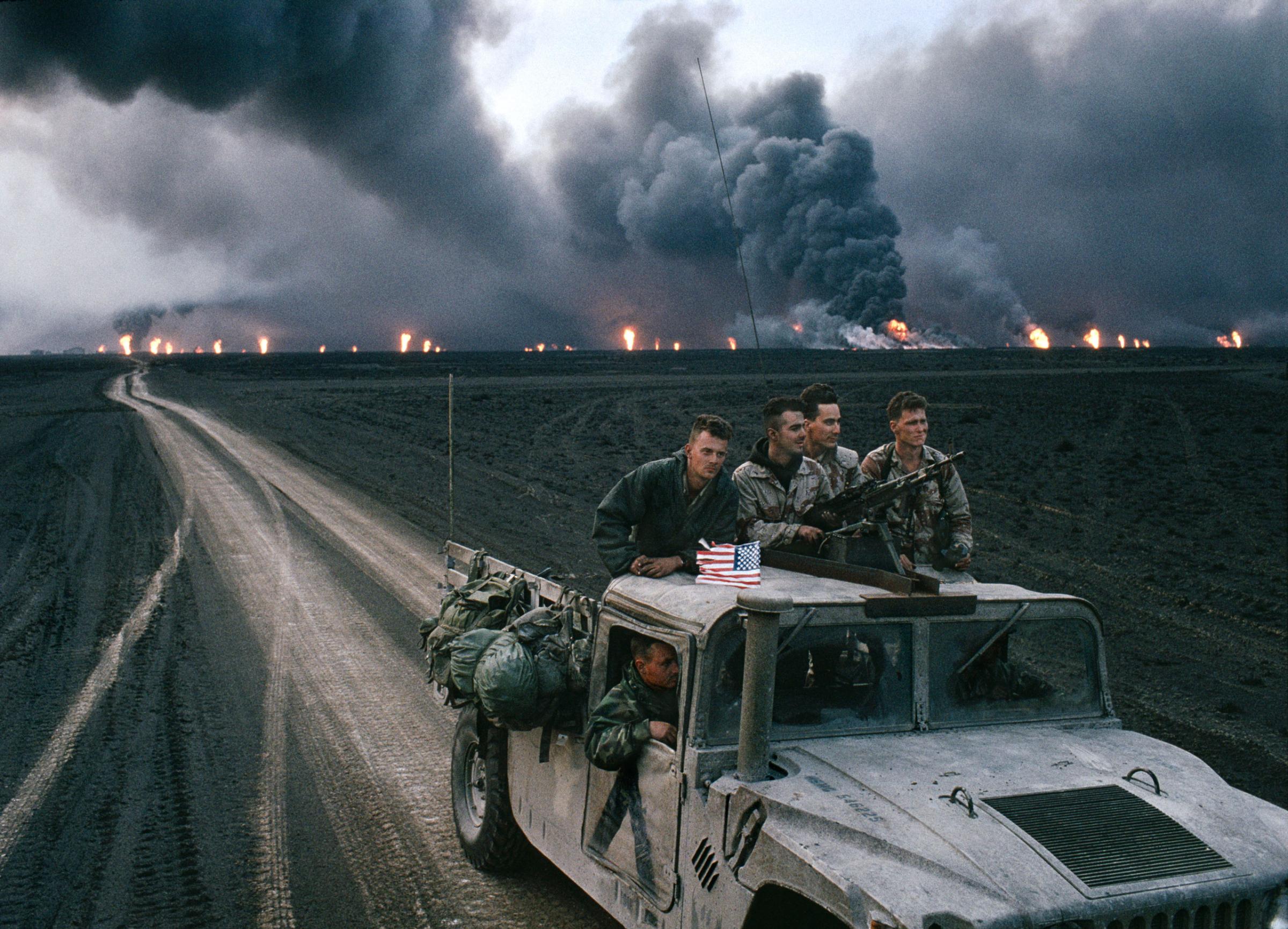 KUWAIT.Burgan burning oil fields. U.S. Marines. 1991.