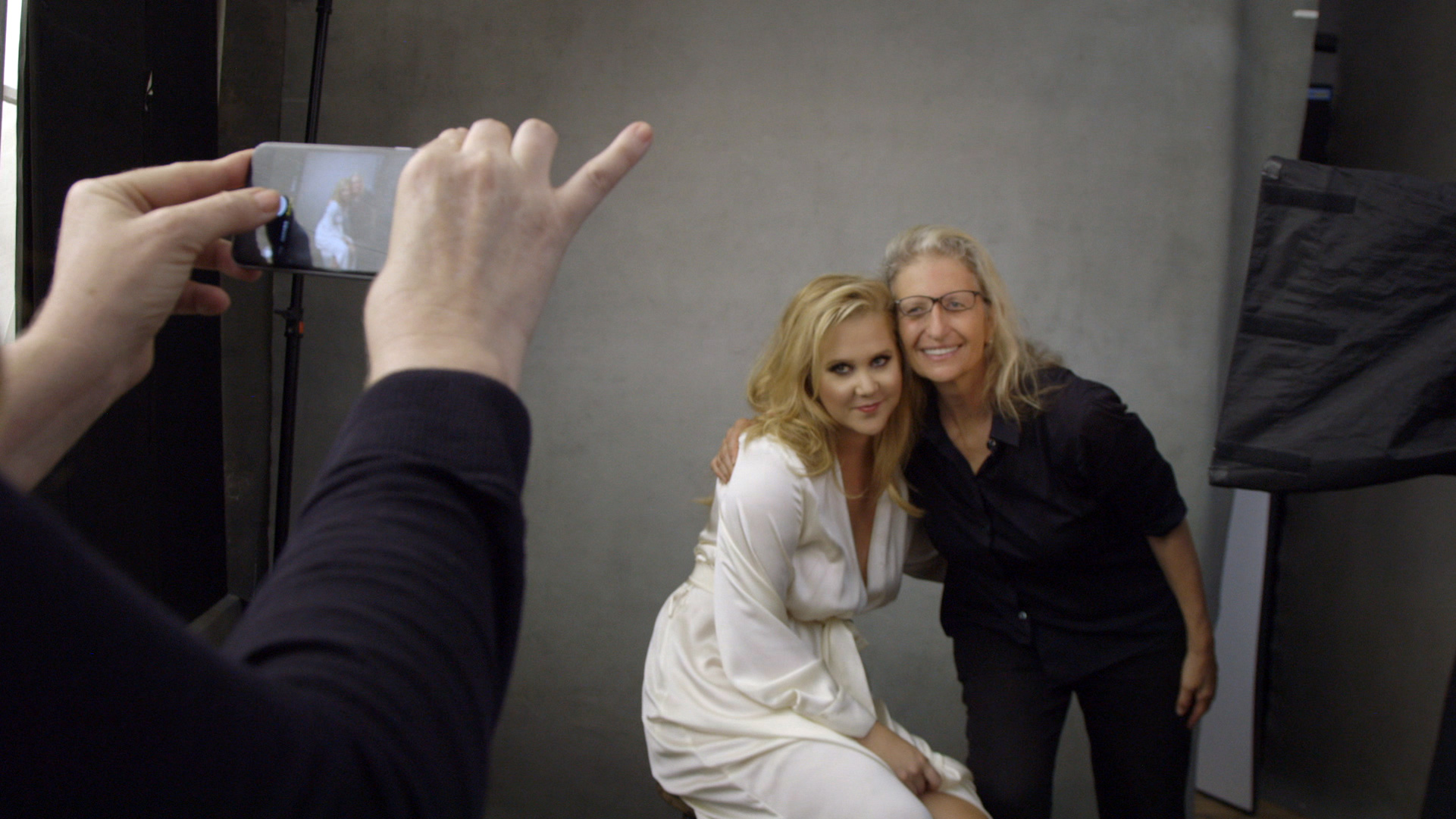 Amy Schumer and Annie Leibovitz behind the scenes for the 2016 Pirelli Calendar shoot.