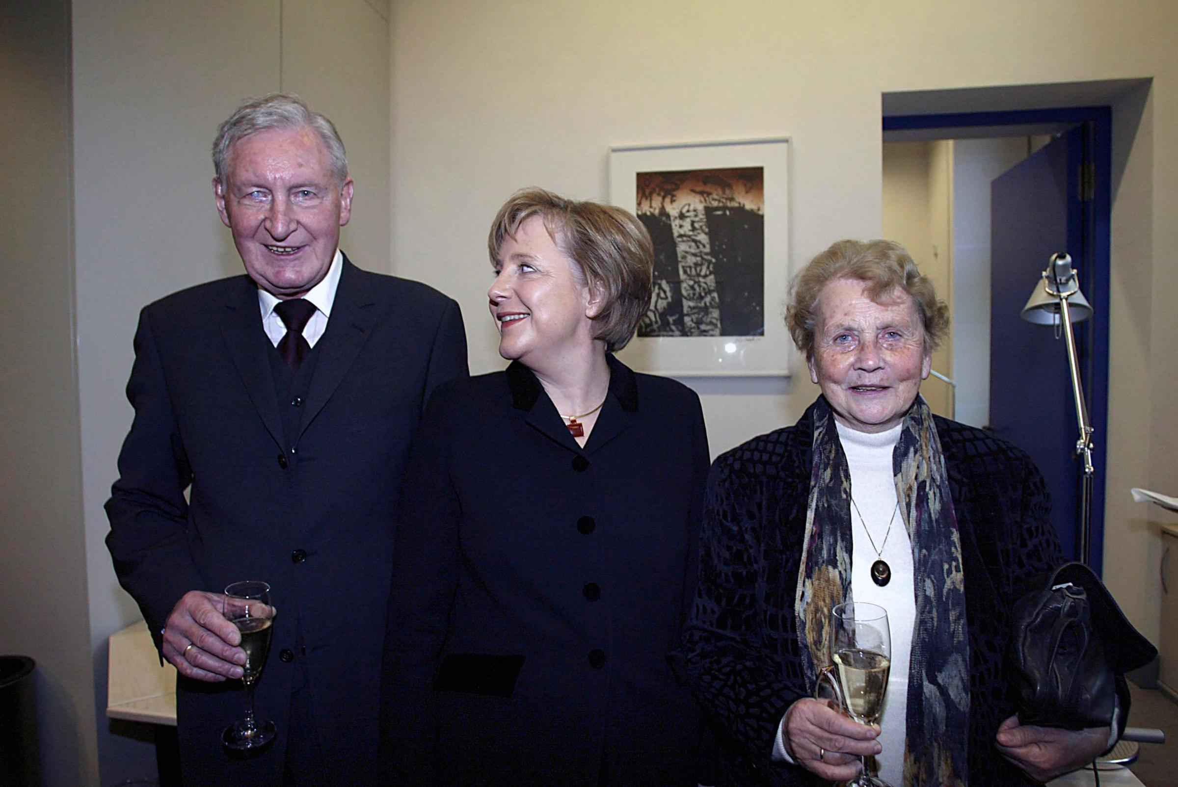 Angela Merkel on the eve of her election in 2005 with parents Herlind Kasner, Angela Merkel’s mother, from Hamburg. She was a Latin and English teacher. And her father, Horst Kasner, was originally from Berlin. He was a pastor in the Protestant Church in Germany.