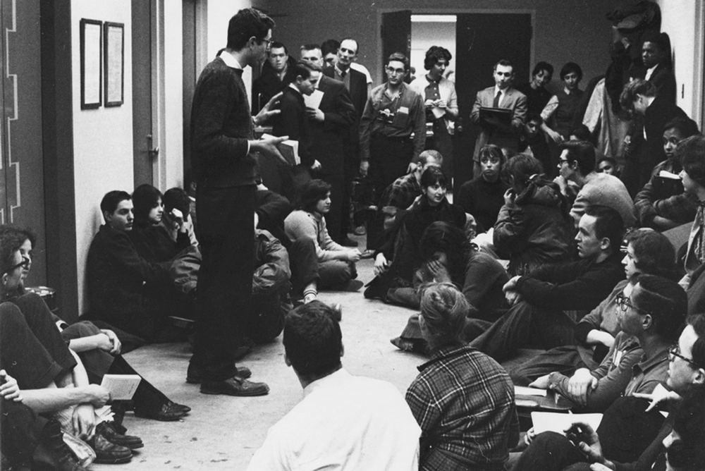 An activist, identified as Vermont Sen. Bernie Sanders, speaks to students on the first day of a sit-in at the University of Chicago in 1962. (University of Chicago Photographic Archive, Special Collections Research Center, University of Chicago Library.)