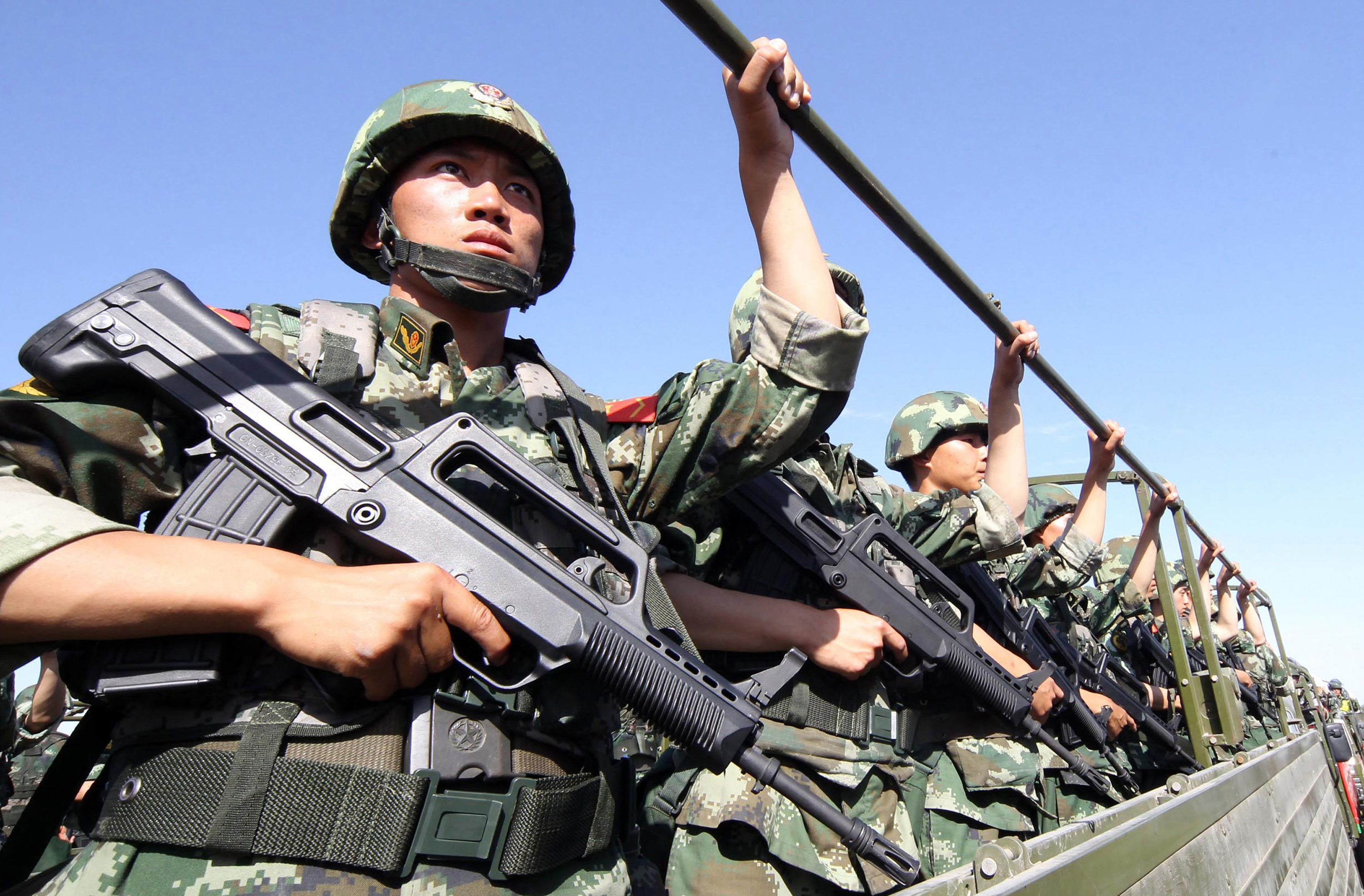 An antiterrorism force including public-security police and the armed police attend an antiterrorism joint exercise in Hami, northwest China's Xinjiang region, on July 2, 2013 (AFP/Getty Images)