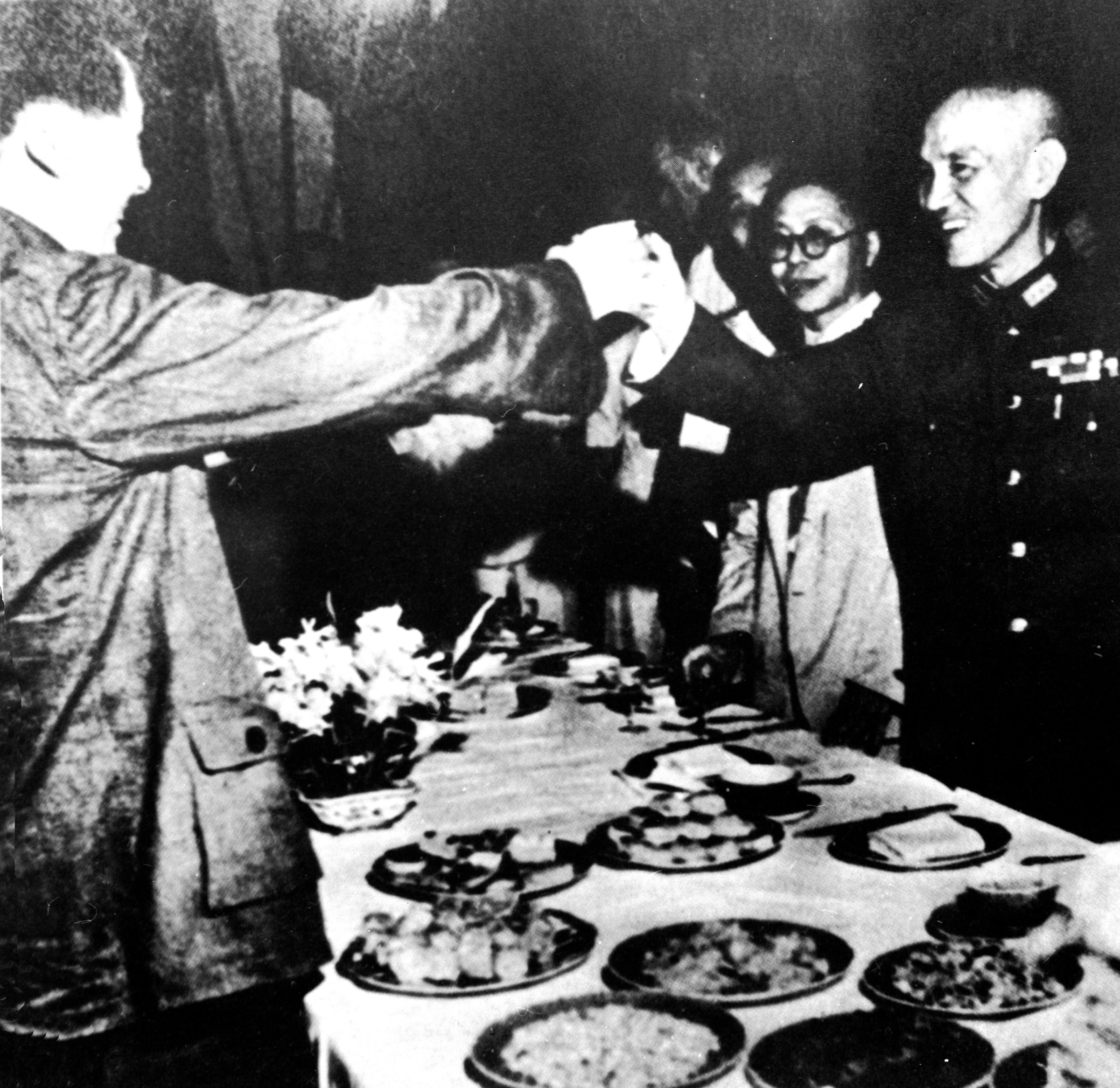 Mao Zedong and Chiang Kai-shek toast each other at a banquet held in Chongqing City, 1945.