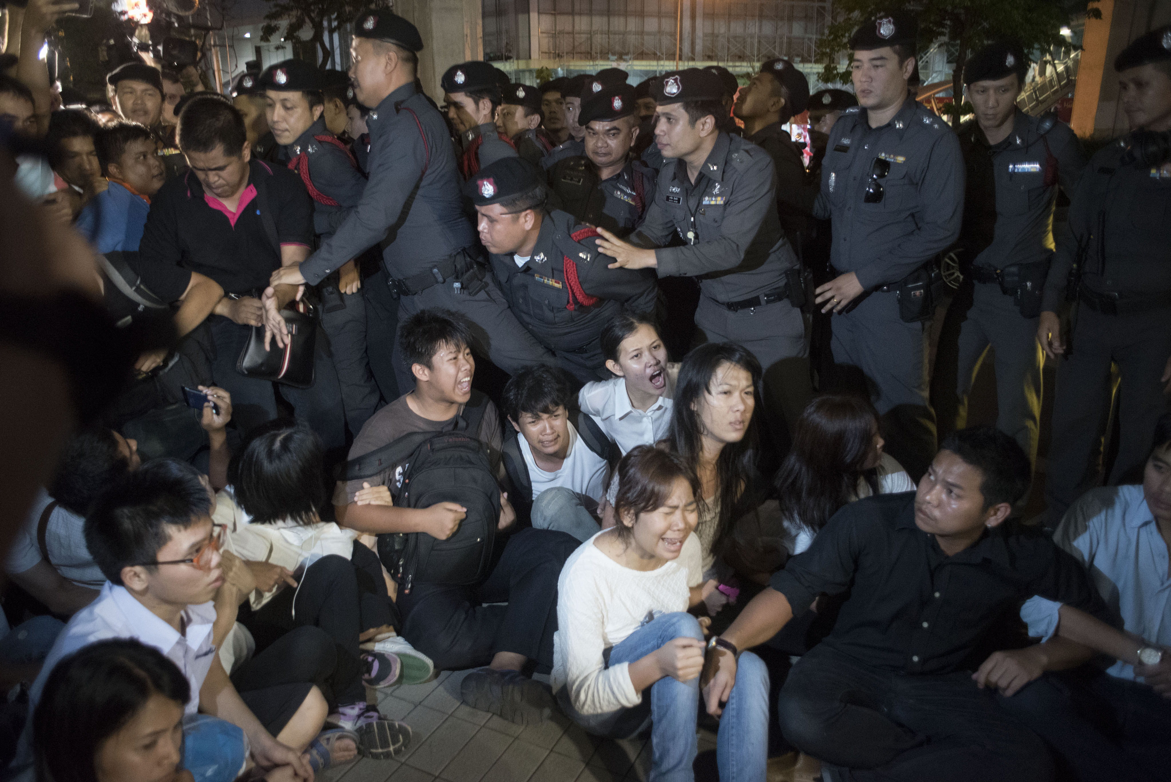 Thai police arrest students during an antijunta demonstration on May 22, 2015, in Bangkok (Borja Sanchez Trillo)