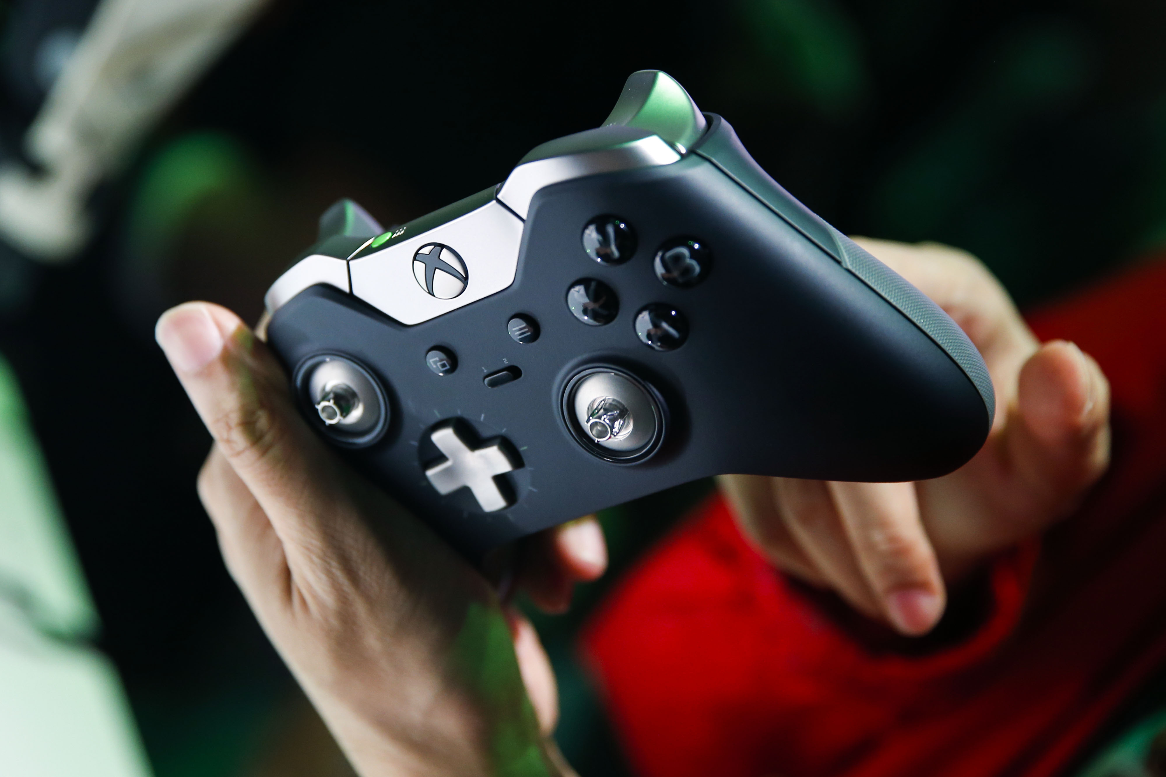 A man holds a Microsoft Corp. Xbox One Elite controller during the E3 Electronic Entertainment Expo in Los Angeles, California, U.S., on Tuesday, June 16, 2015. (Bloomberg&mdash;Bloomberg via Getty Images)