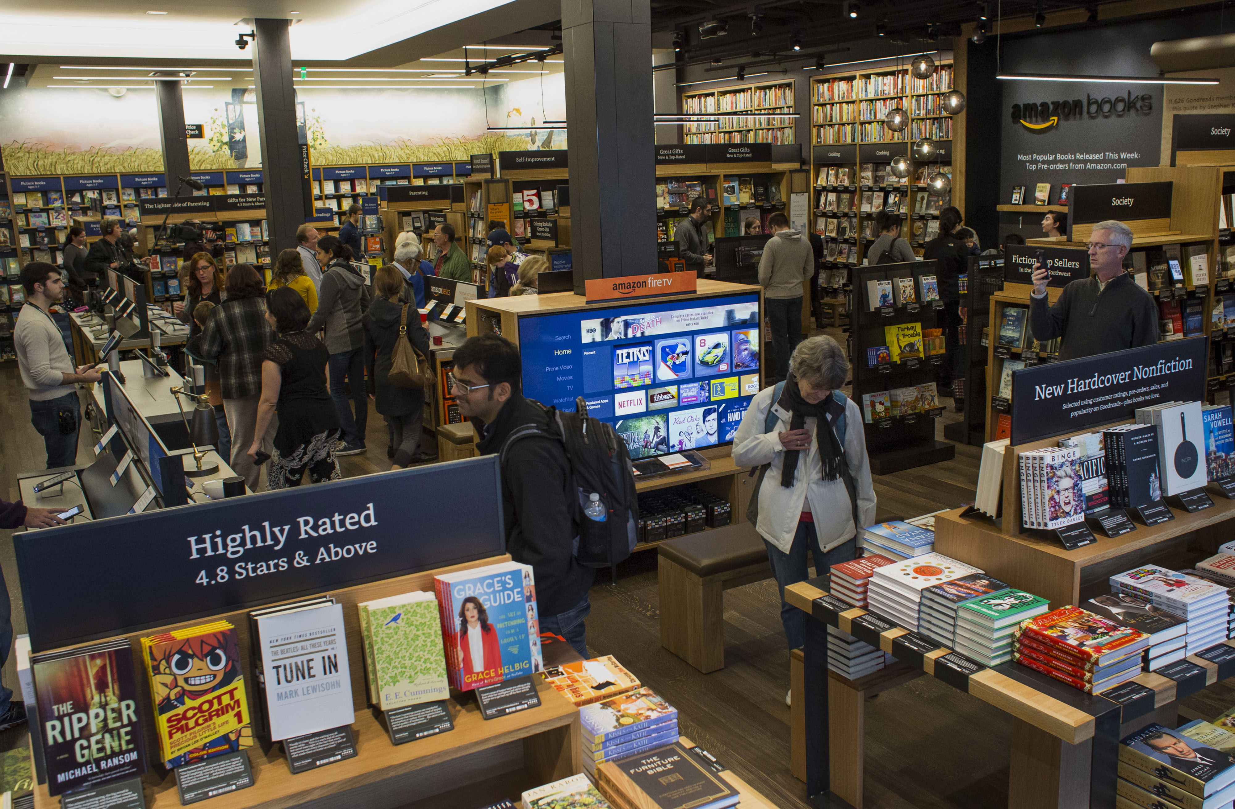 Customers shop inside Amazon Books in Seattle, Washington, on Tuesday, Nov. 3, 2015. The online retailer Amazon.com Inc. opened its first brick-and-mortar location in Seattle's upscale University Village mall. Photographer: Jasper Juinen/Bloomberg (David Ryder—© 2015 Bloomberg Finance LP)