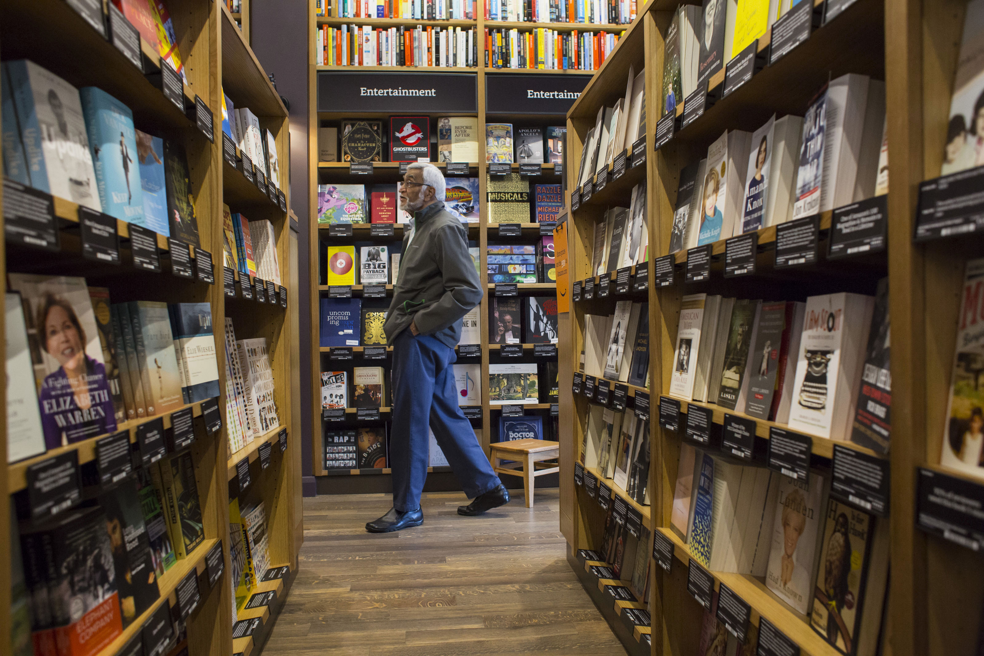 A customer shops at Amazon Books in Seattle, Washington, on Tuesday, Nov. 3, 2015. The online retailer Amazon.com Inc. opened its first brick-and-mortar location in Seattle's upscale University Village mall. Photographer: David Ryder/Bloomberg (David Ryder—© 2015 Bloomberg Finance LP)