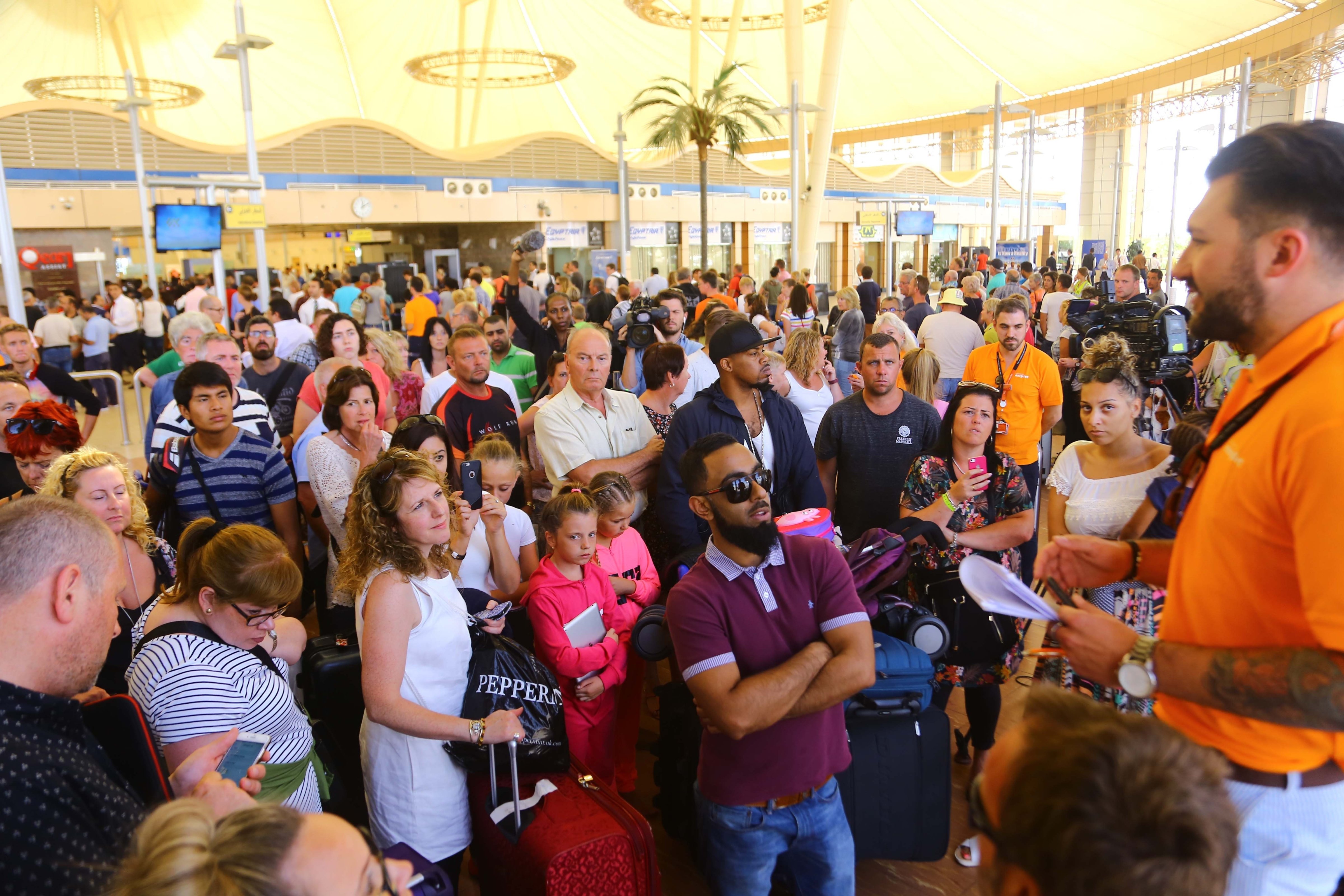 The evacuation begins of British tourists from Egypt's Sharm el-Sheikh Airport on Nov. 6, 2015. They had been stranded for security reasons since the crash of Metrojet Flight 9268 on Oct. 31 (Anadolu Agency—Getty Images)