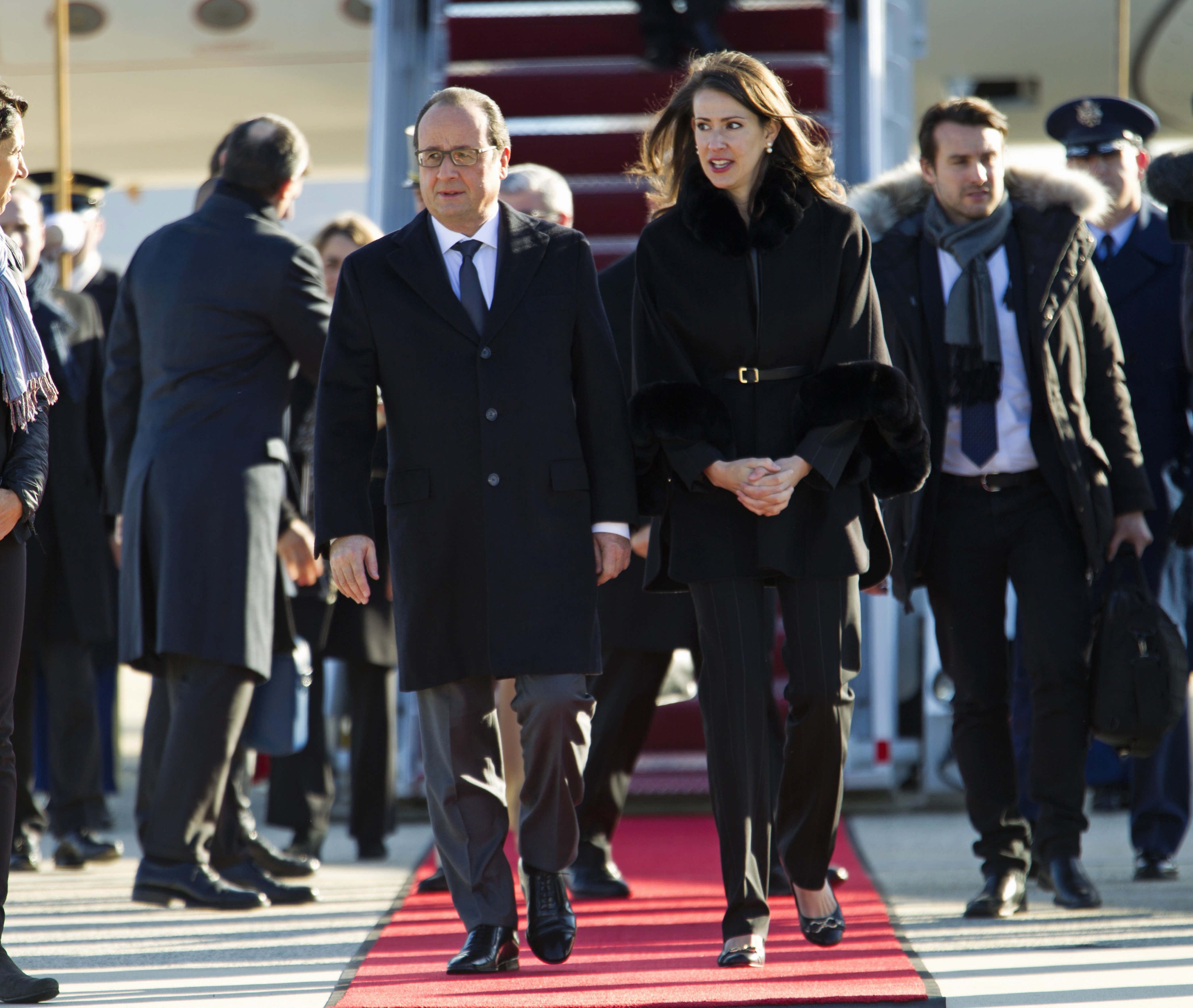 François Hollande is accompanied by U.S. Deputy Chief of Protocol Natalie Jones, upon his arrival at Andrews Air Force Base, Md. on Nov. 24, 2015. (Jose Luis Magana—AP)