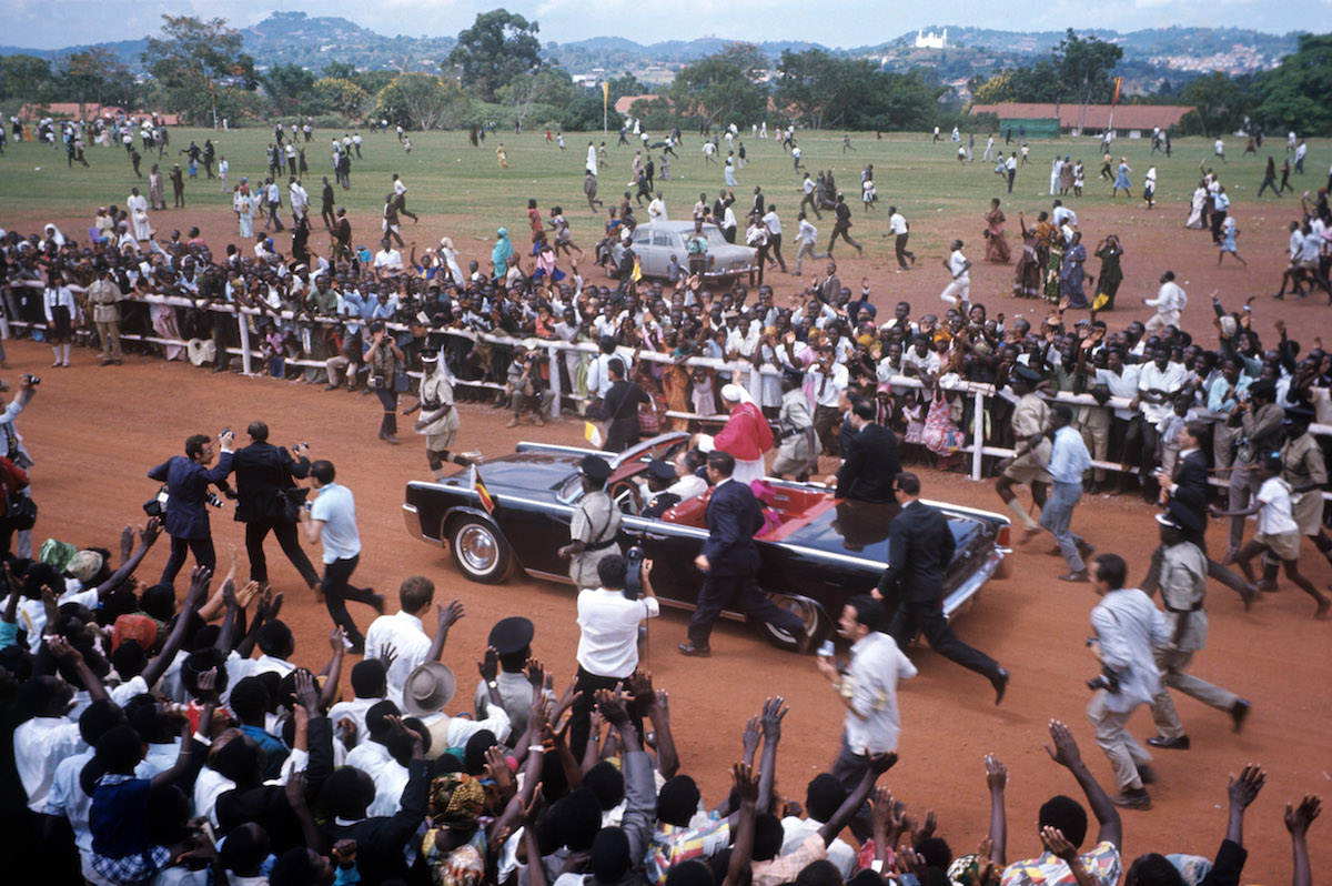 Pope Paul VI is greeting the exulting people in the outskirts of Kampala