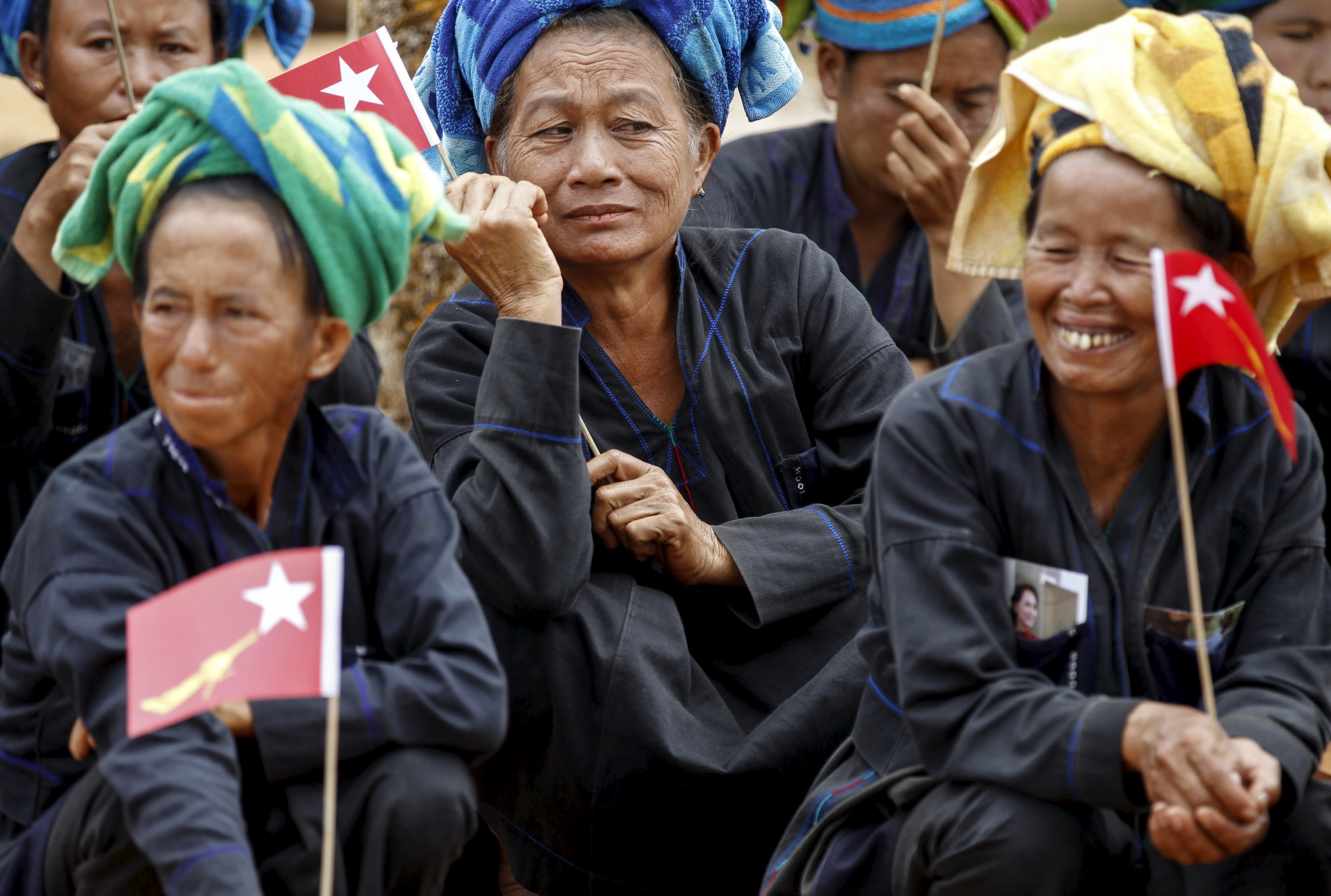 Ethnic Pa'O women sit as they wait for Myanmar pro-democracy leader Aung San Suu Kyi to arrive to speak on voter education at the Hsiseng township in Shan state, Myanmar