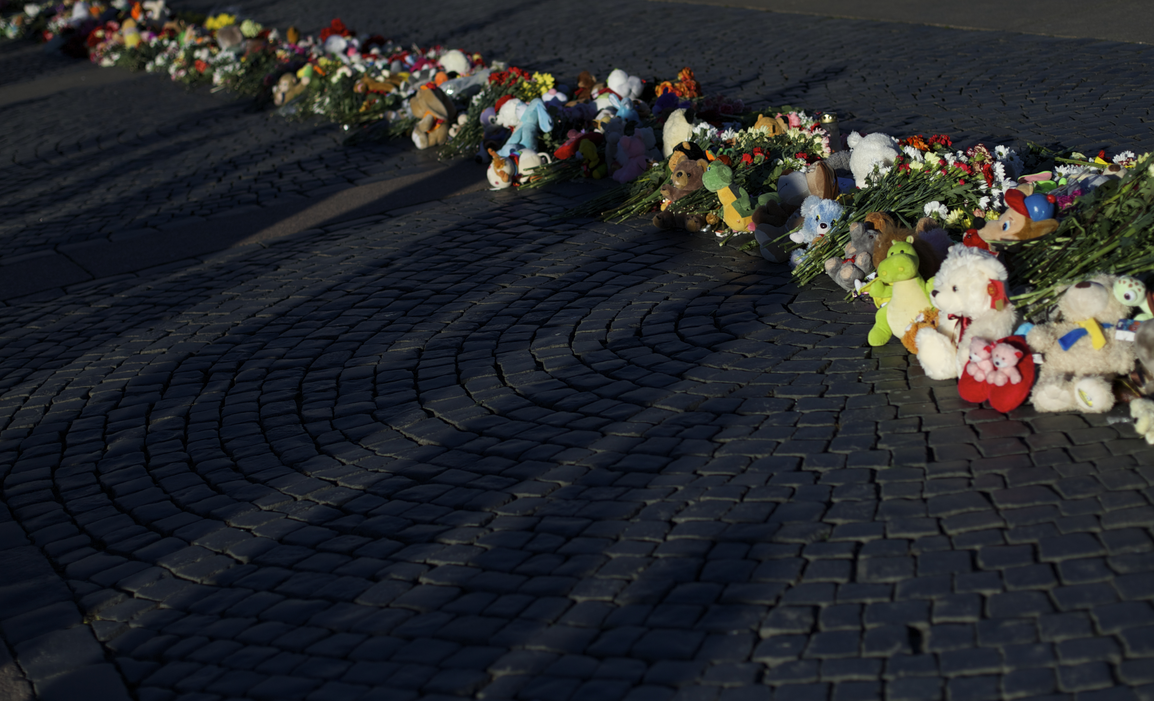 Toys and flowers in memory of the plane crash victims lie at Dvortsovaya Square in St.Petersburg, Russia on Nov. 5, 2015. (Ivan Sekretarev—AP)