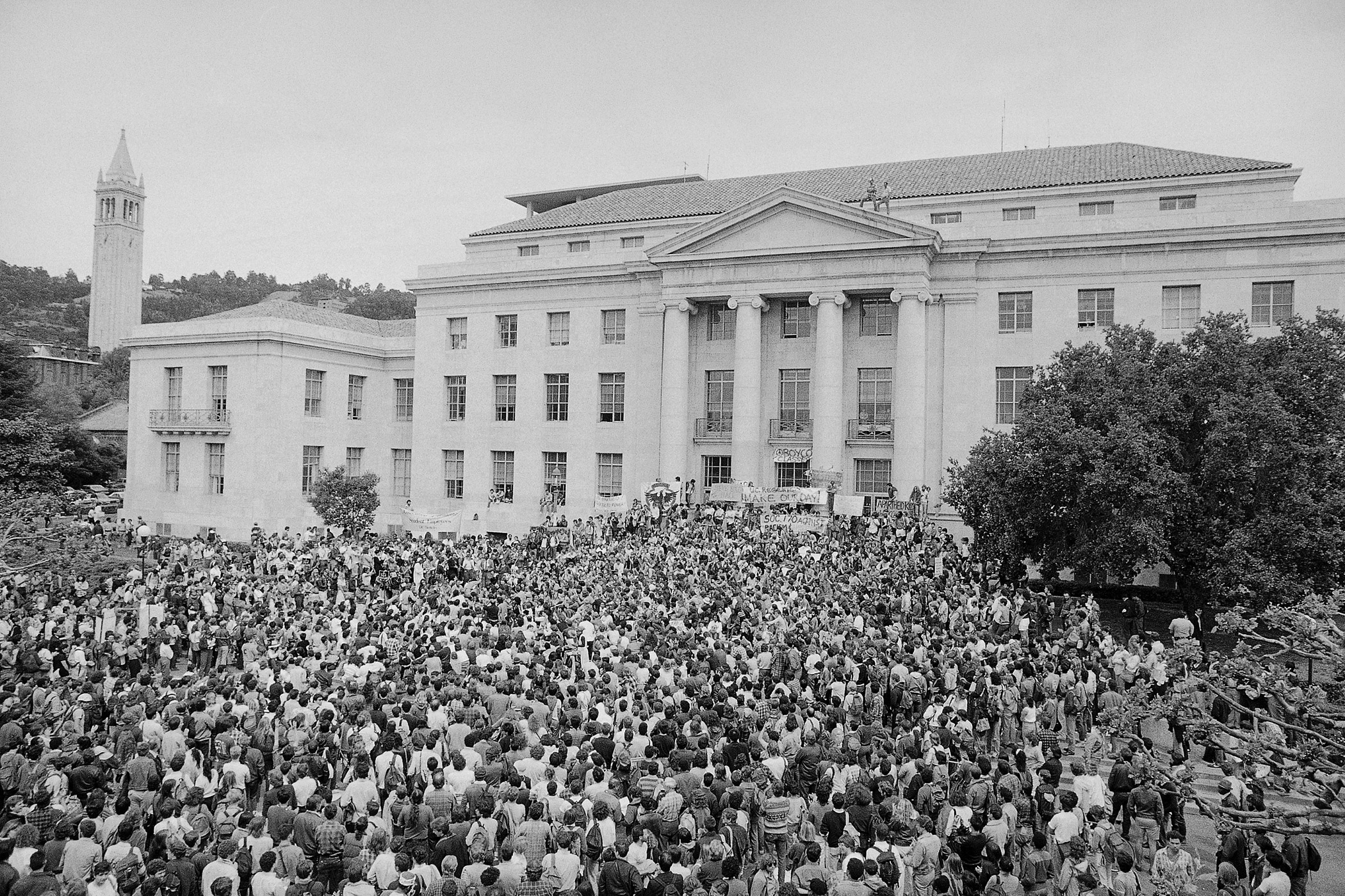 Several thousand students crowd into Sproul Plaza on the University of CaliforniaÑBerkeley campus in protest of the university's business ties with apartheid South Africa on April 16, 1985. The University of California eventually authorized the withdrawal of three billion dollars worth of investments from the apartheid state.