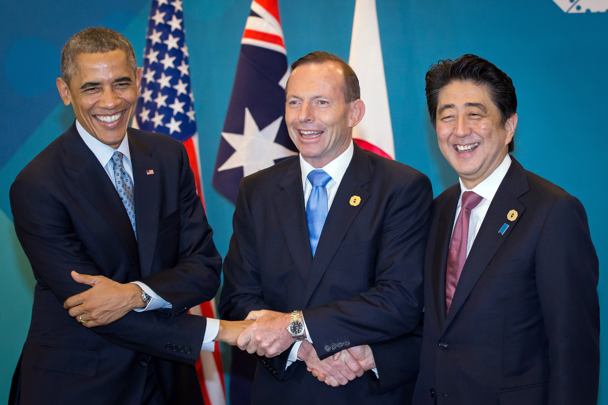 U.S. President Barack Obama, from left, Australian Prime Minister Tony Abbott and Japanese Prime Minister Shinzo Abe share a three-way handshake at the G-20 Summit in Brisbane, Australia on Nov. 16, 2014.
