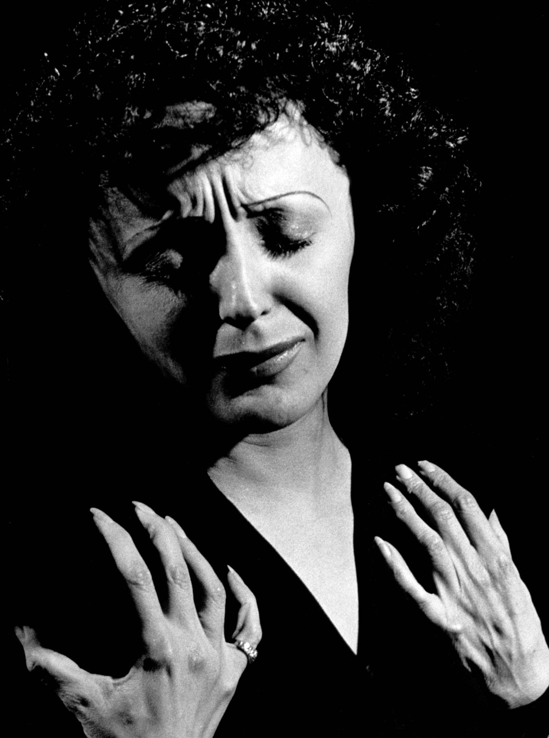 Edith Piaf performing in 1946.