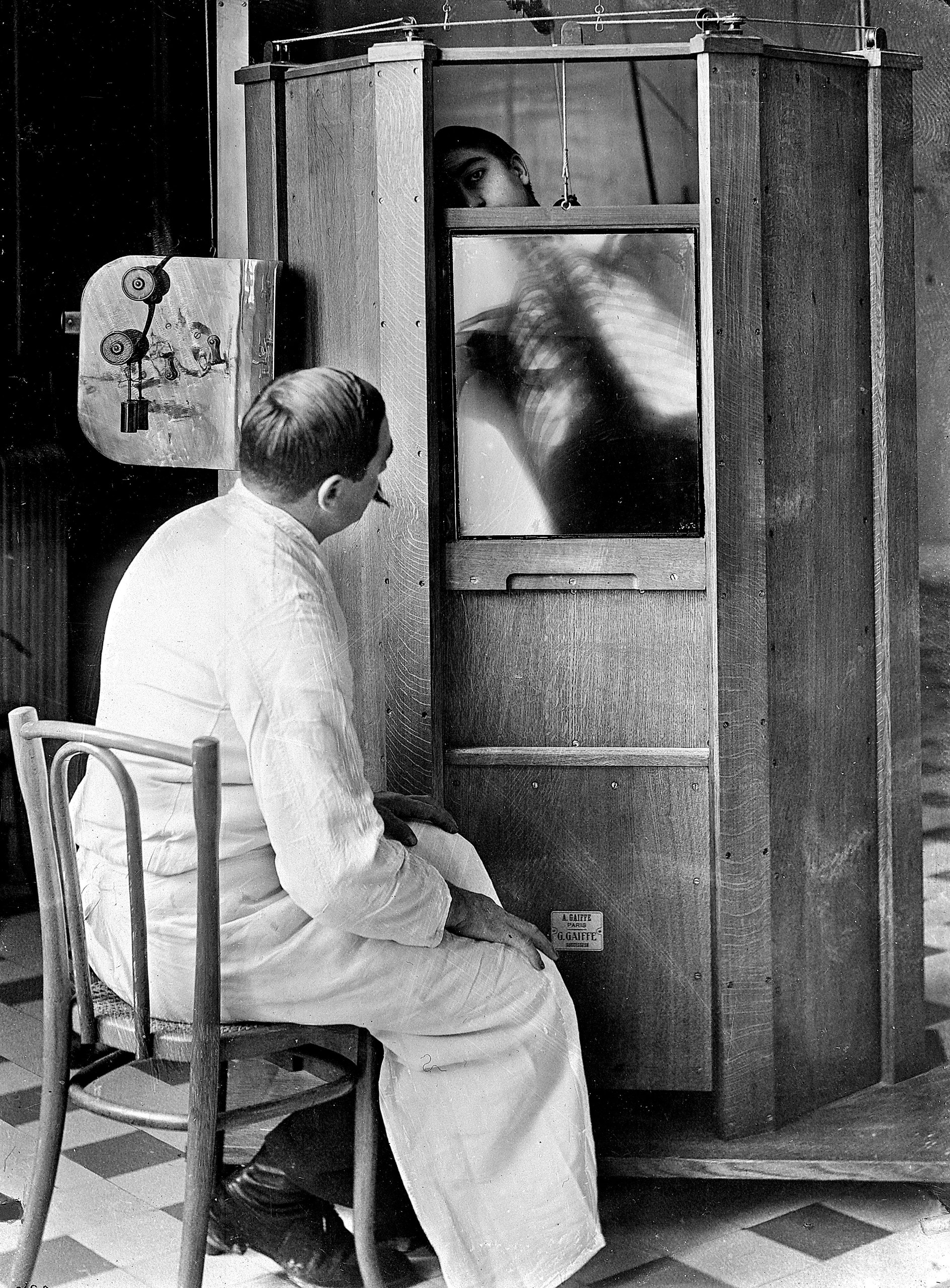 A chest X-ray in progress at Professor Menard's radiology department at the Cochin hospital, Paris, 1914.
