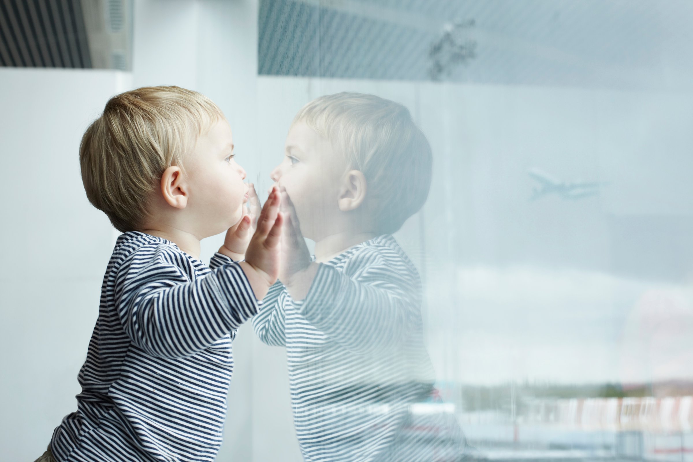 baby-boy-airport-window