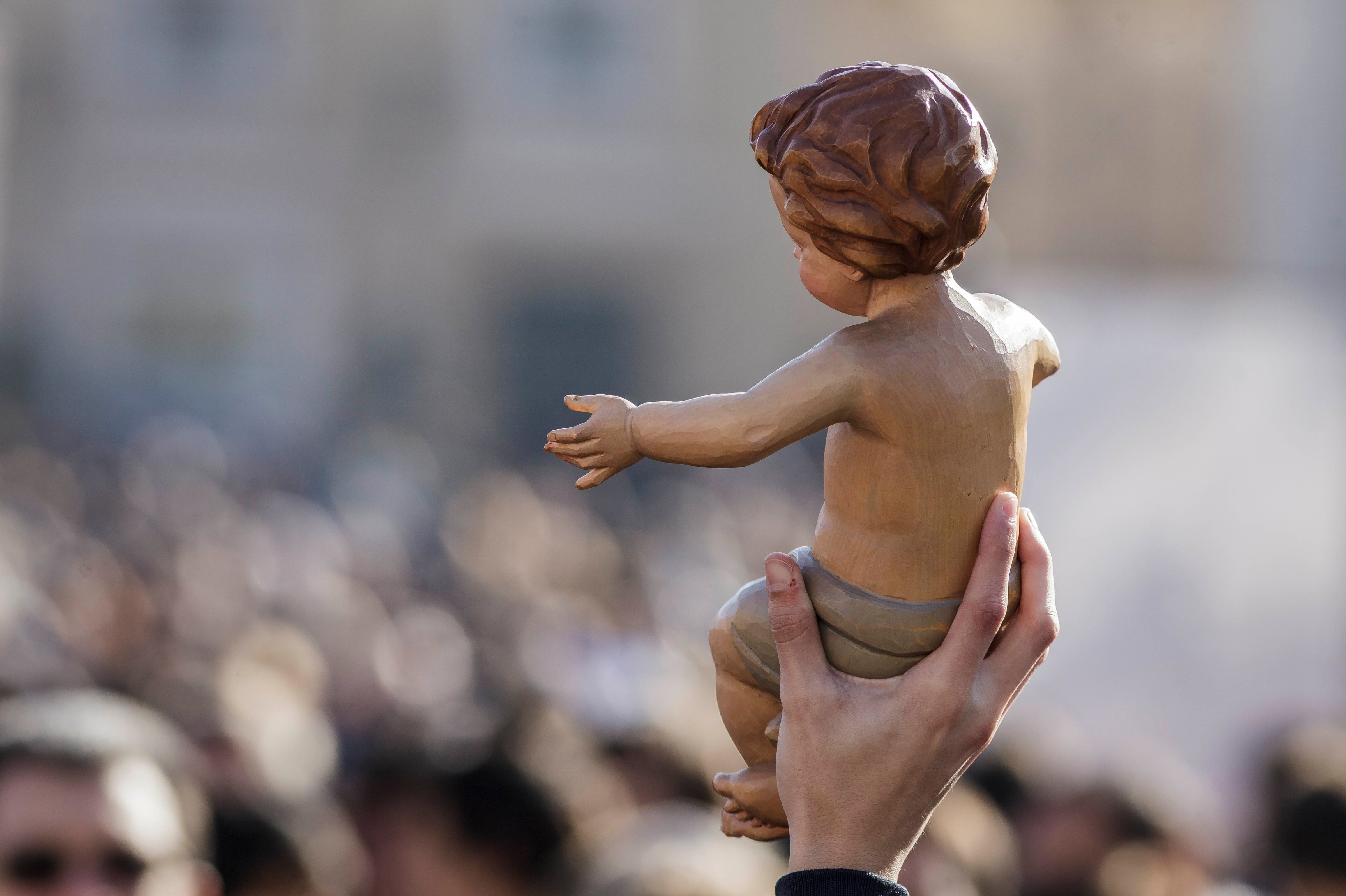 Thousands of Italian children take a Baby Jesus from their