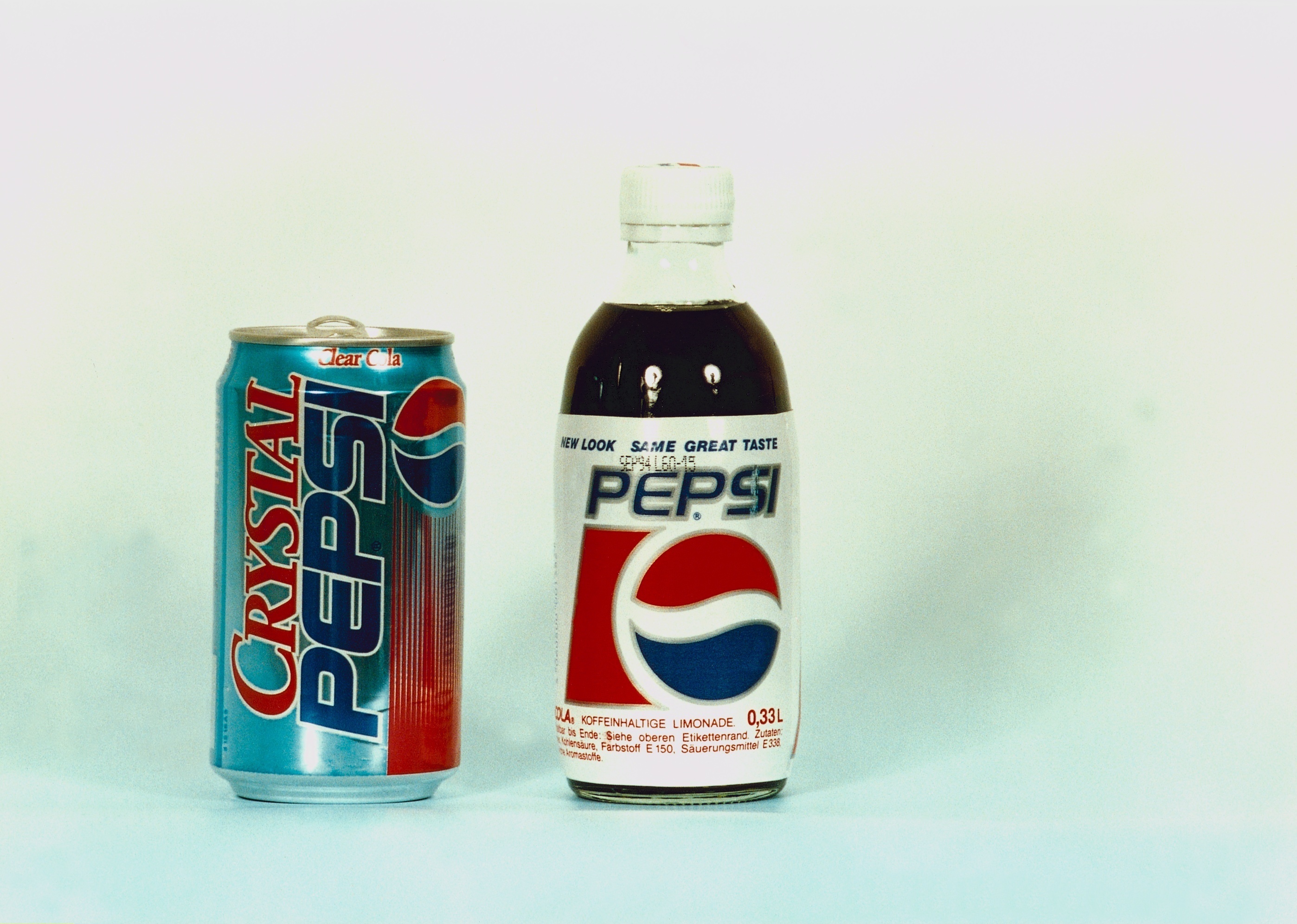Crystal Pepsi and Pepsi-Cola. (Ullstein Bild—Getty Images)