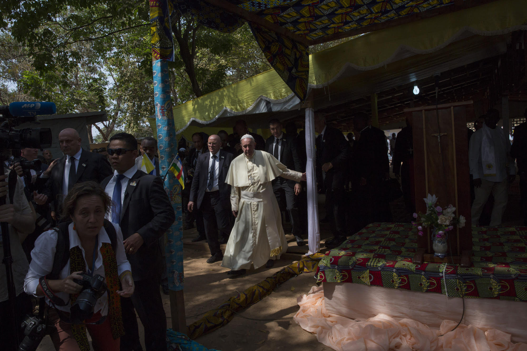 Le Monde: Pope in BanguiPope Francis visits Saint Sauveur parish, where nearly 4000 displaced live, in Bangui, Central African Republic, Nov. 29, 2015.