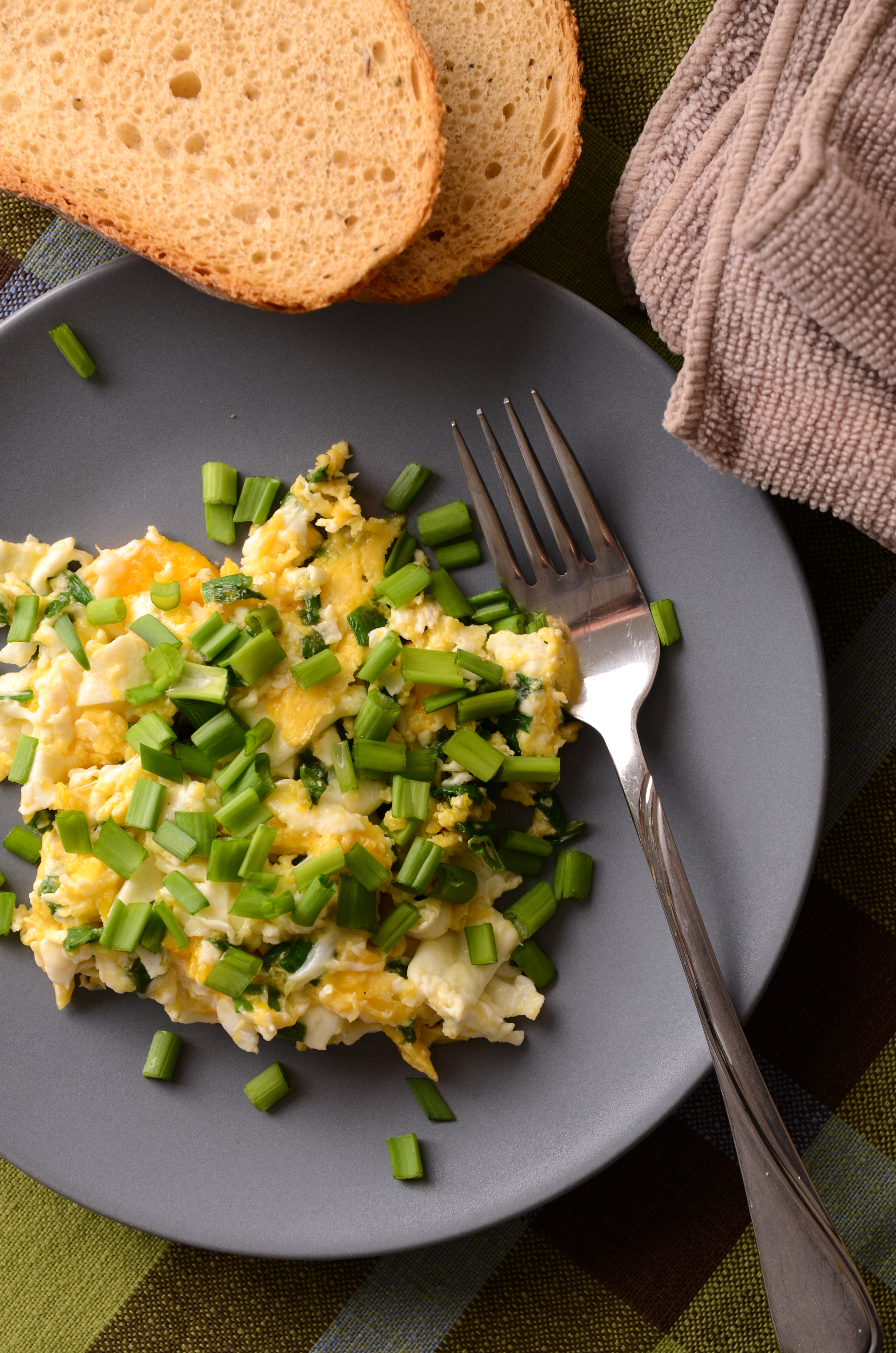 Scrambled eggs with fresh chives