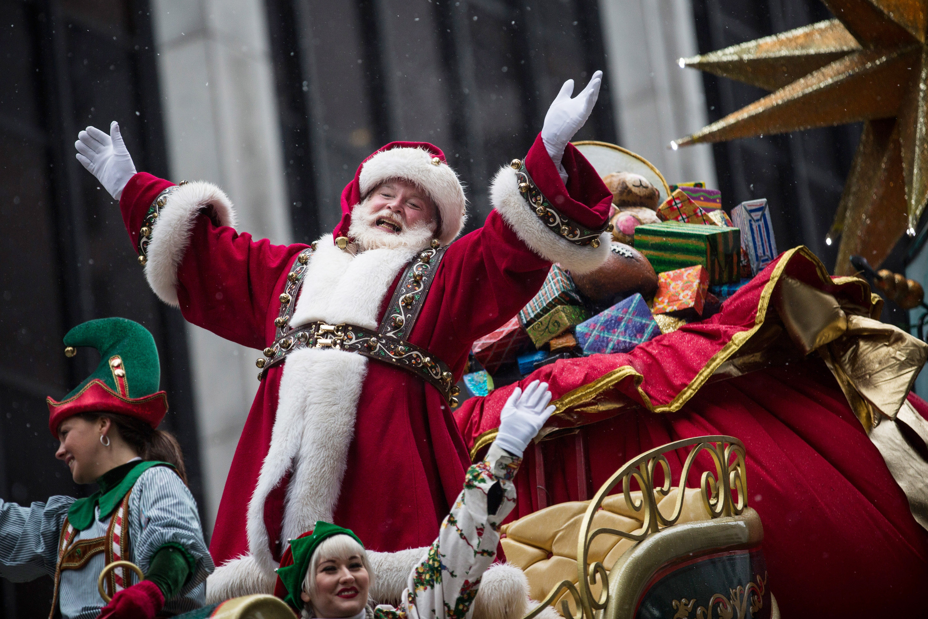 Santa Claus waves to the crowd during the Macy's Thanksgiving Day Parade on November 27, 2014 in New York City. (Andrew Burton&mdash;Getty Images)