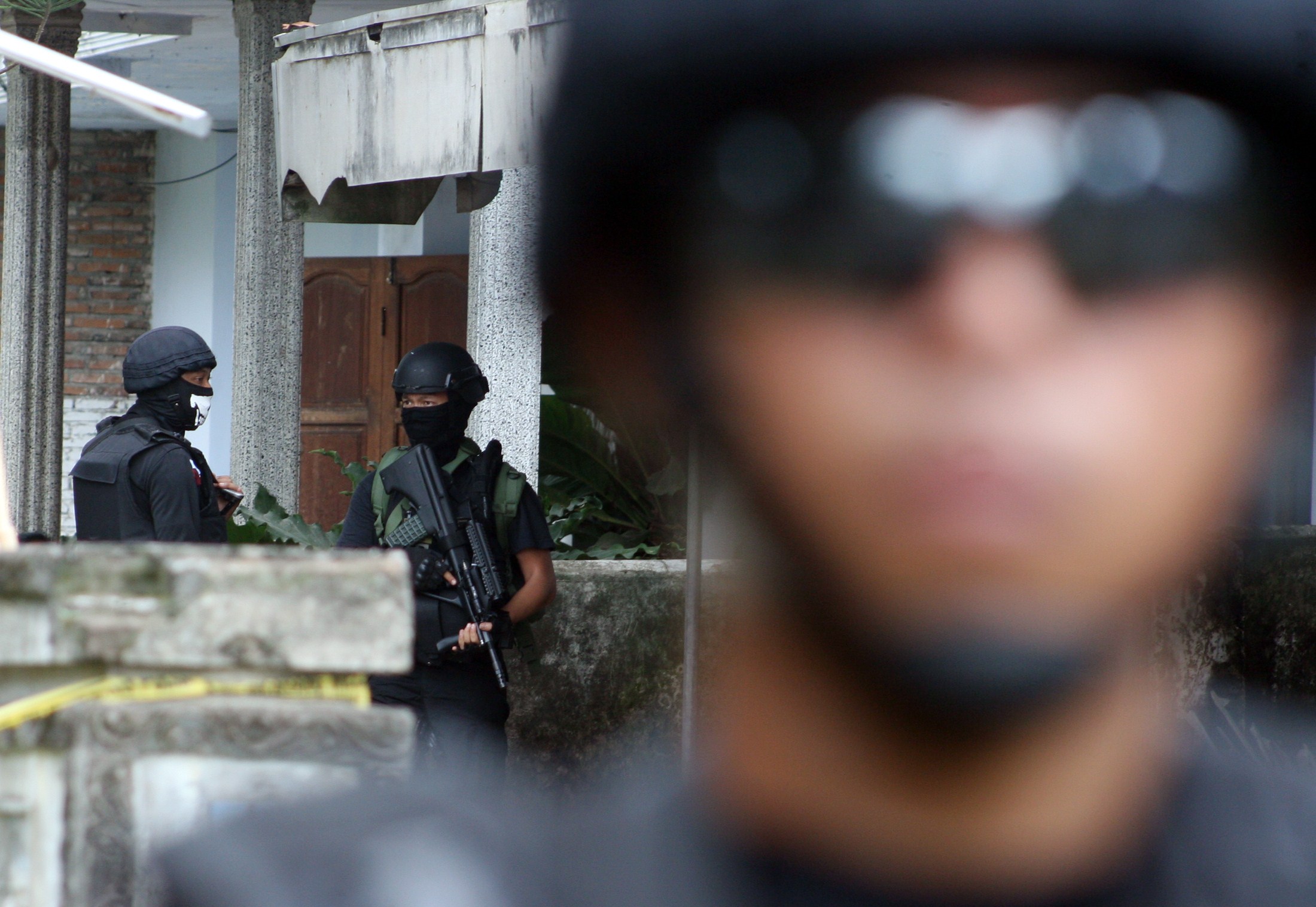 Indonesian antiterrorism police squad Densus 88 search houses in the Indonesian town of Kediri, in eastern Java, on Jan. 16, 2015 (Andika—AFP/Getty Images)
