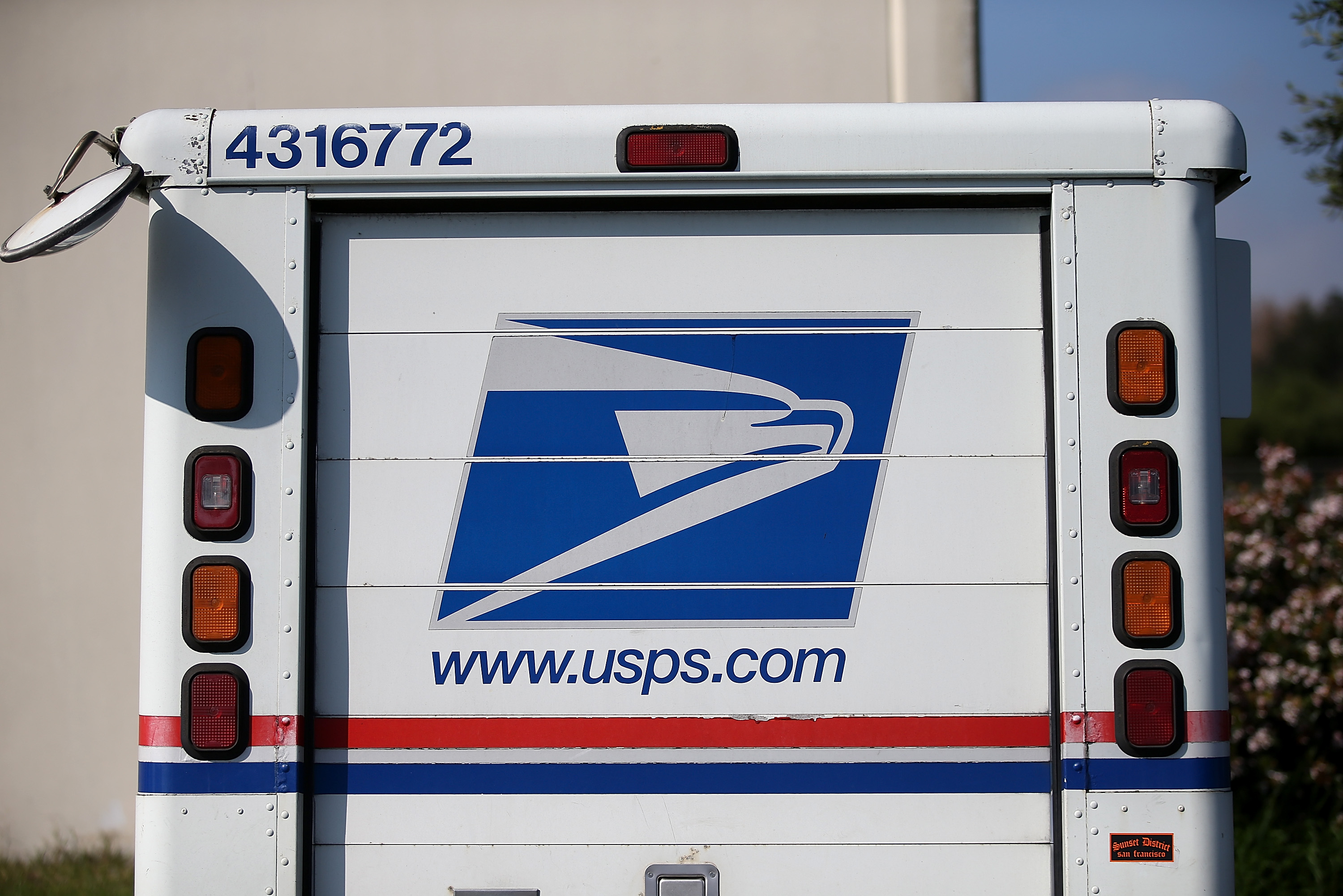 A U.S. Postal Service mail truck sits in a parking lot at a mail distribution center on February 18, 2015 in San Francisco, California. (Justin Sullivan—Getty Images)