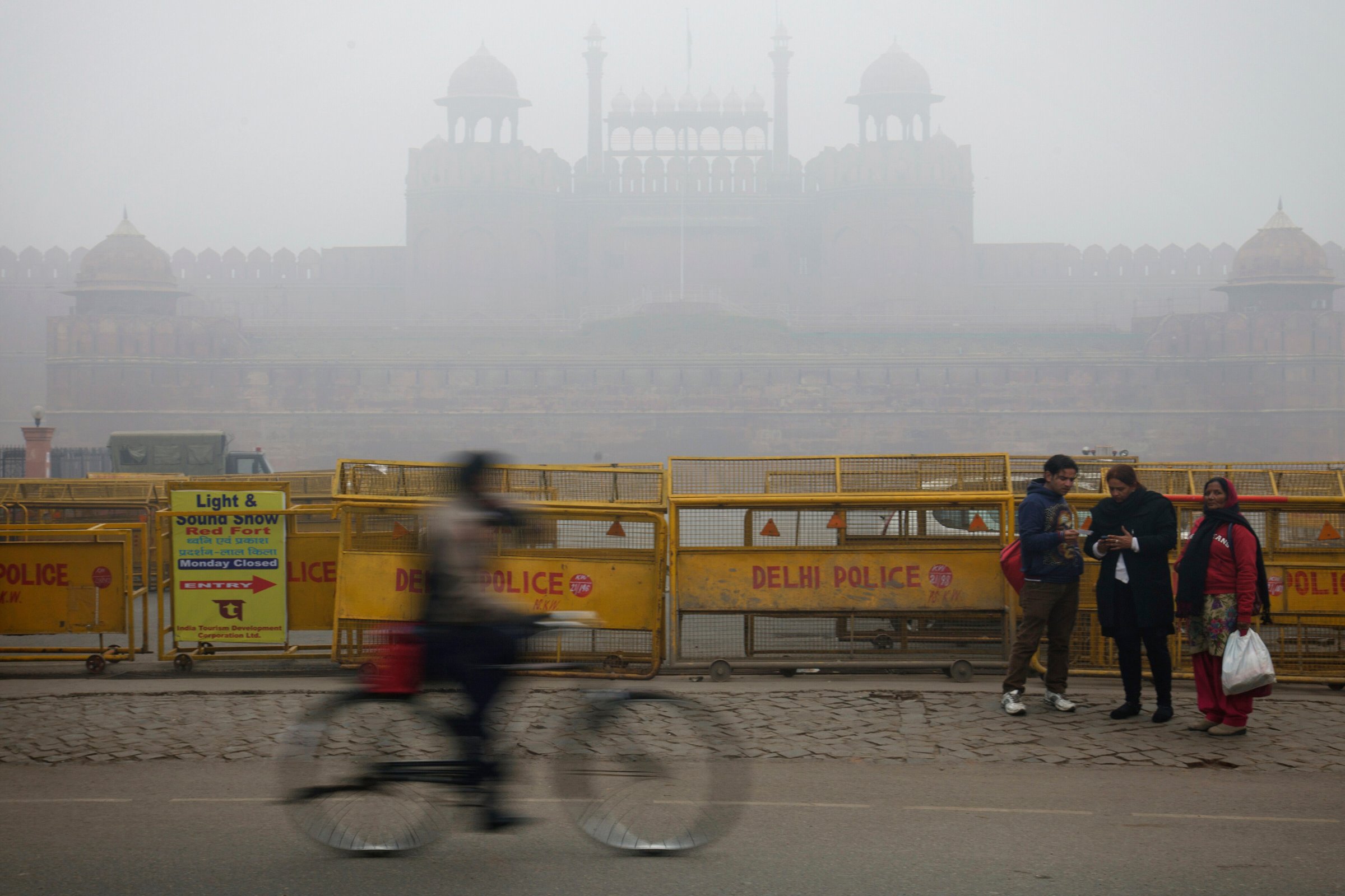 The Red Fort is covered by haze mainly caused by air pollution in Delhi, India on January 20, 2014. Air pollution in India exceeds that of China as diesel fuel subsidies encourage ownership of polluting vehicles. (Kuni Takahashi/Bloomberg)