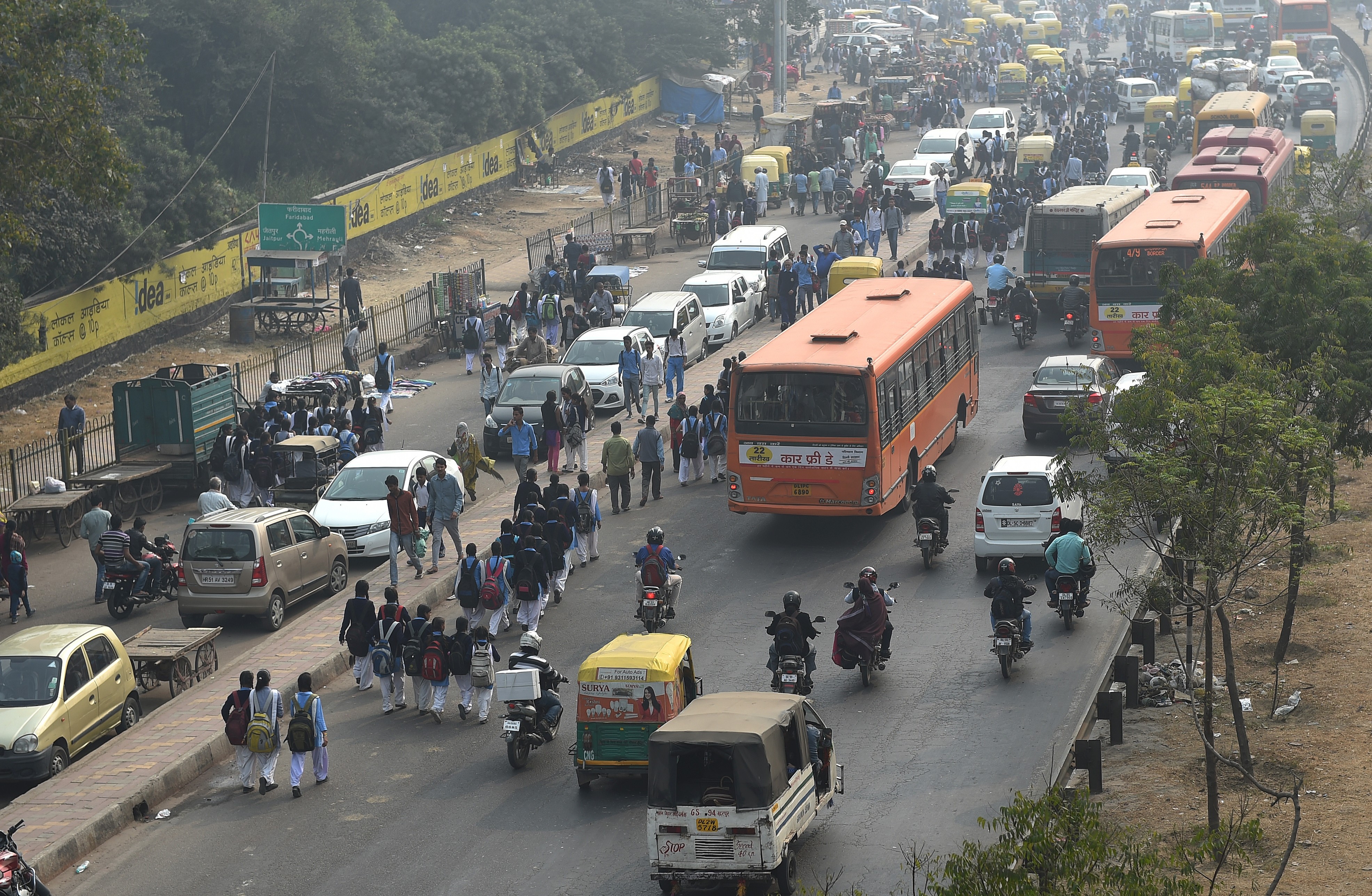 Heavy traffic is seen during a smoggy day in New Delhi on Nov. 30, 2015 (Money Sharma—AFP/Getty Images)