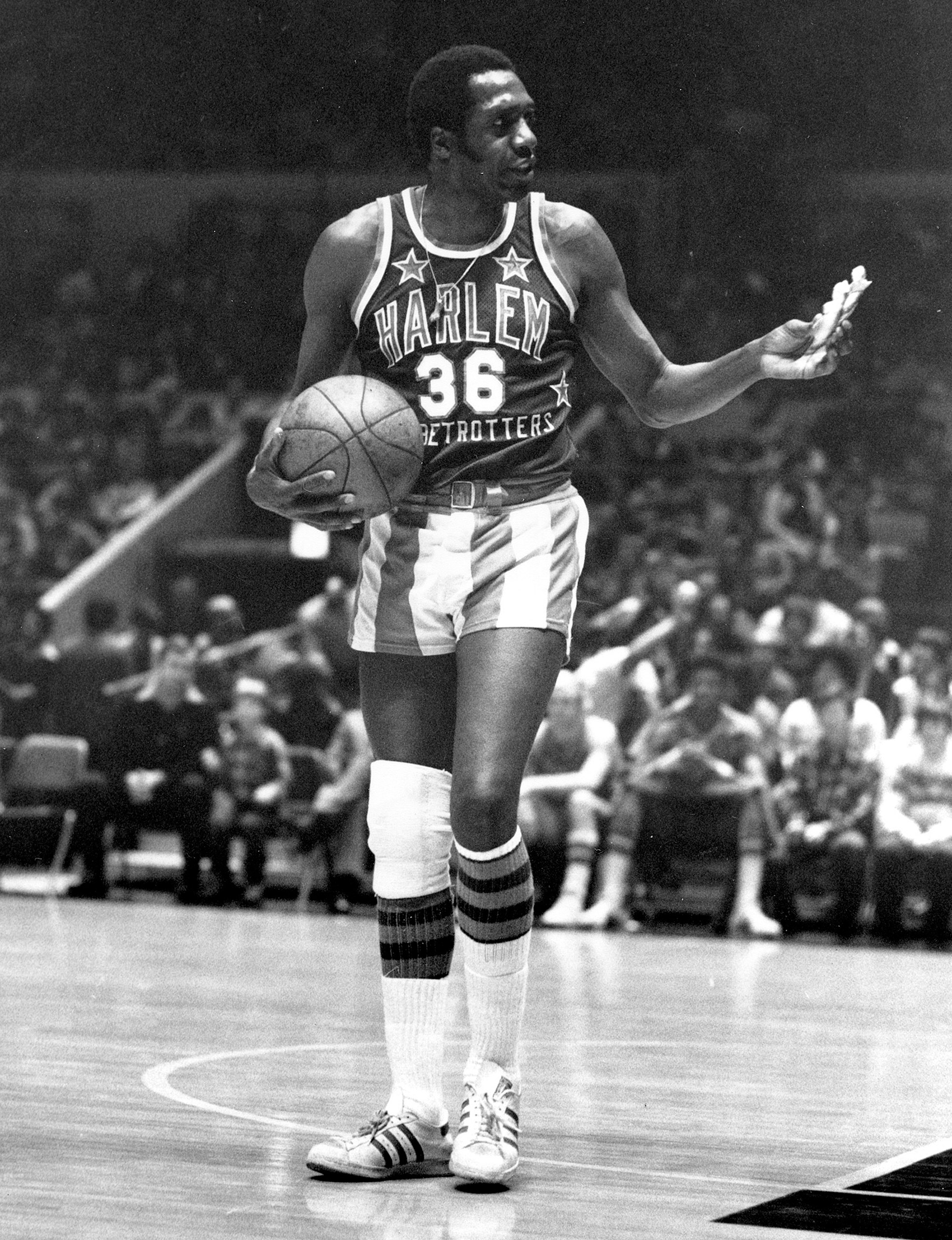 Meadowlark Lemon of the Harlem Globetrotters basketball team offers a pretzel to a referee during a game at New York's Madison Square Garden in New York on Feb. 18, 1978. (Suzanne Vlamis—AP)