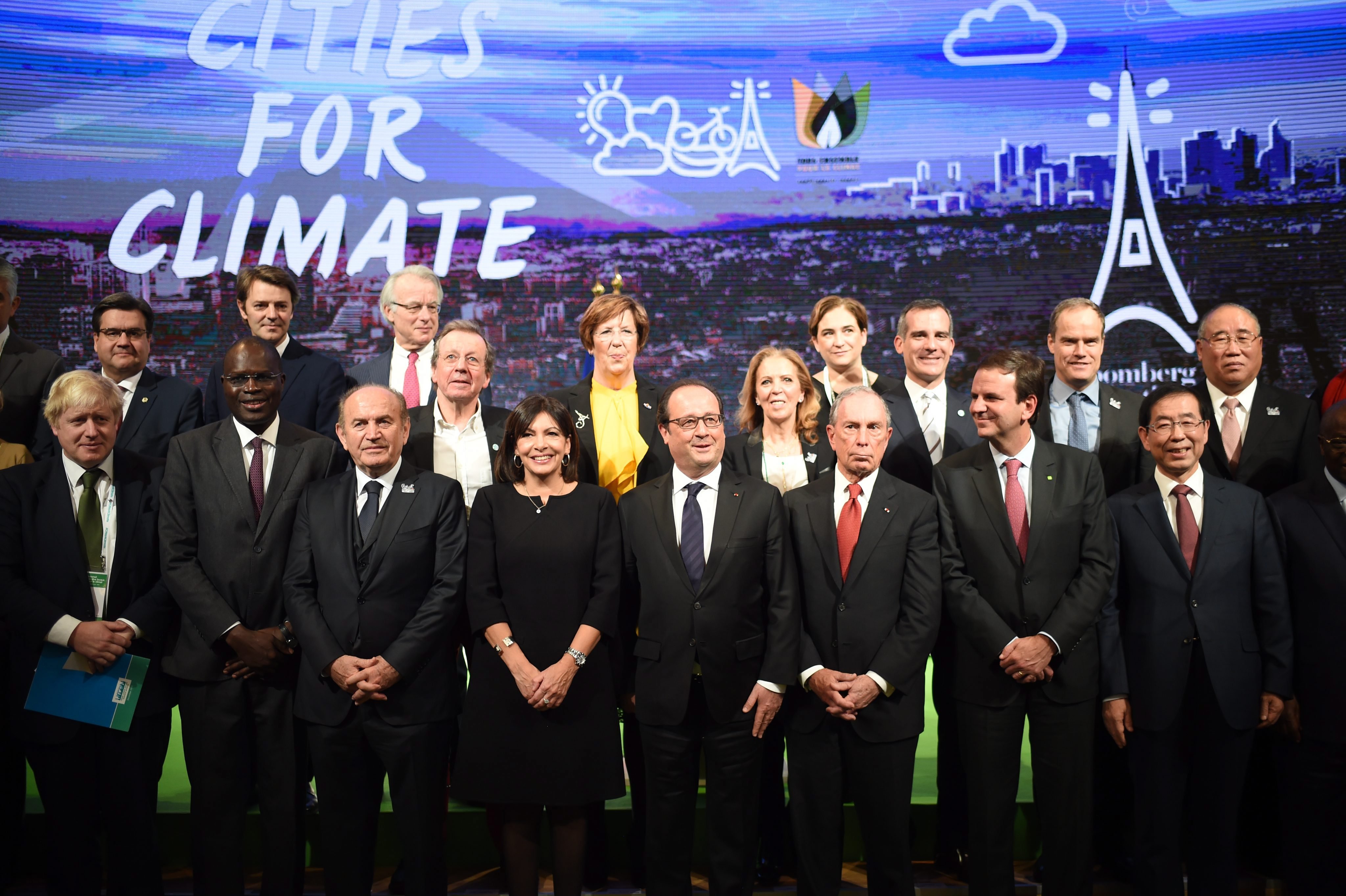 Francois Hollande poses with the Mayors of Paris, London, New York, Seoul, Dakar and Rio de Janeiro during the Mayors Summit, as part of the COP21 in Paris on Dec. 4, 2015. (Stephane de Sakutin—EPA)
