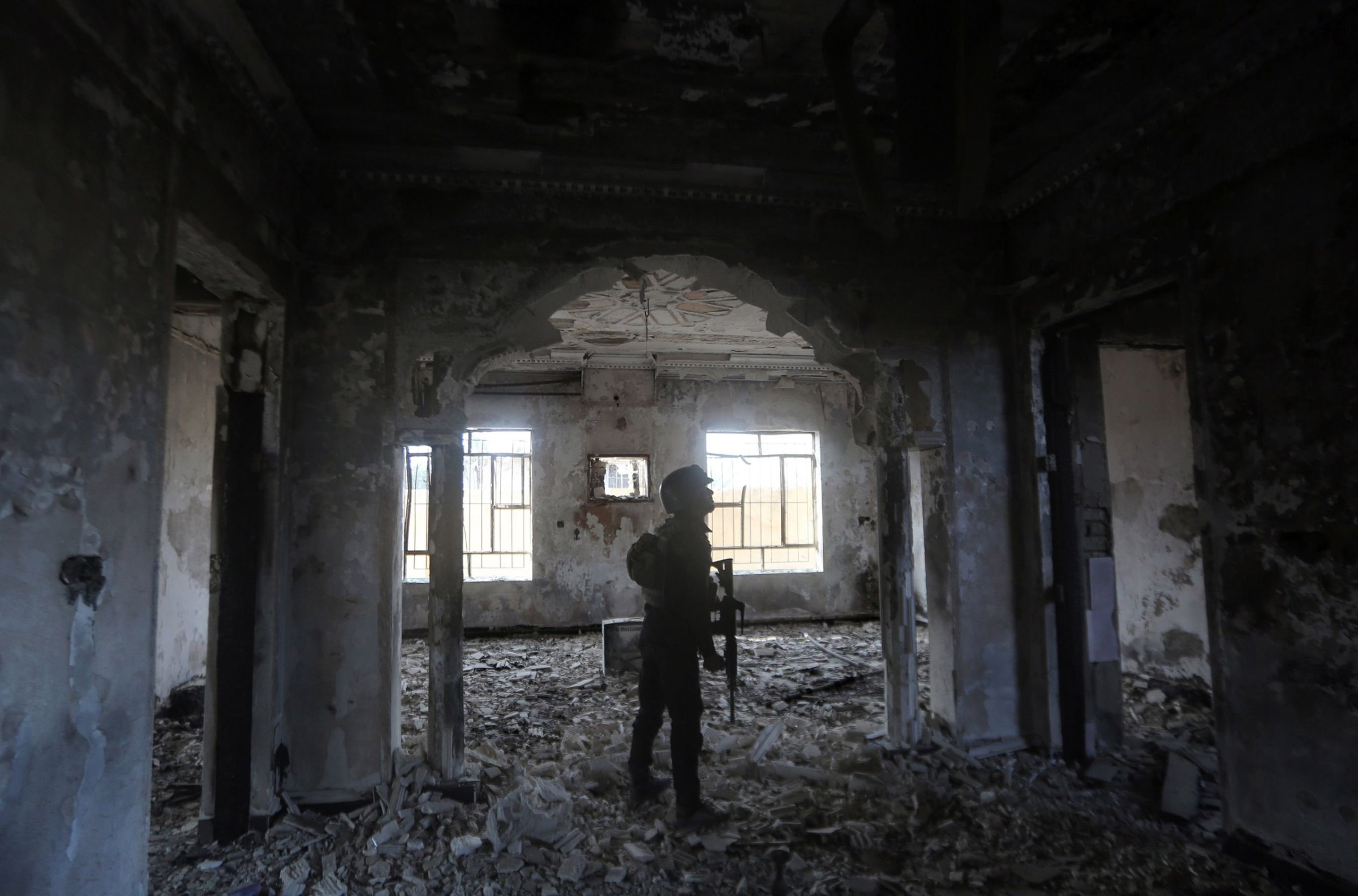 Members of Iraq's elite counter-terrorism service search a heavily damaged building in Ramadi on Dec. 27, 2015.