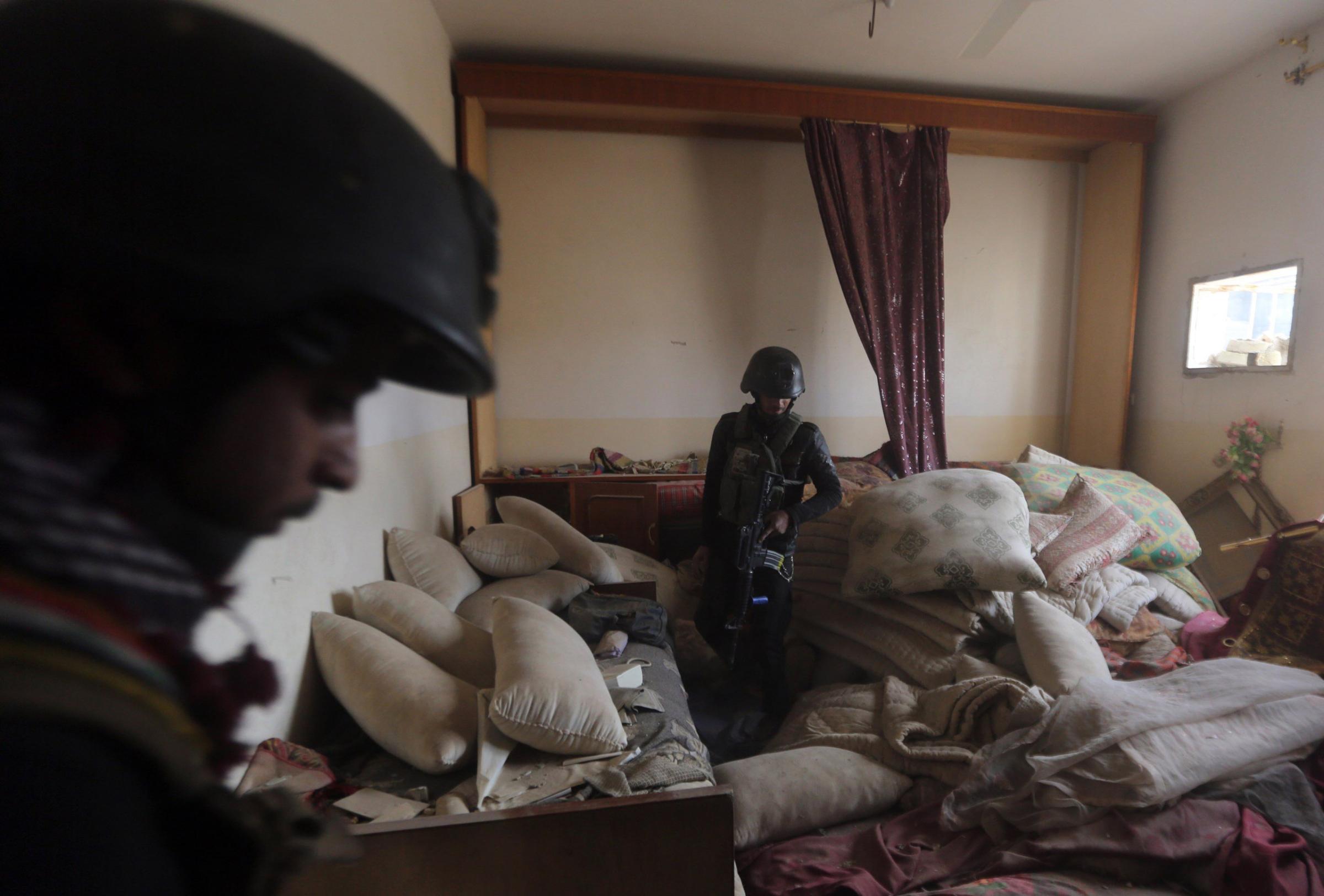 Members of Iraq's elite counter-terrorism service search a building on December 27, 2015 in the Hoz neighbourhood in central Ramadi, the capital of Iraq's Anbar province, about 110 kilometers west of Baghdad, during military operations conducted by Iraqi pro-government forces against the Islamic State (IS) jihadist group. Jihadist fighters abandoned their last stronghold in Ramadi today, bringing Iraqi federal forces within sight of their biggest victory since last year's massive offensive by the Islamic State group. AFP PHOTO / AHMAD AL-RUBAYEAHMAD AL-RUBAYE/AFP/Getty Images