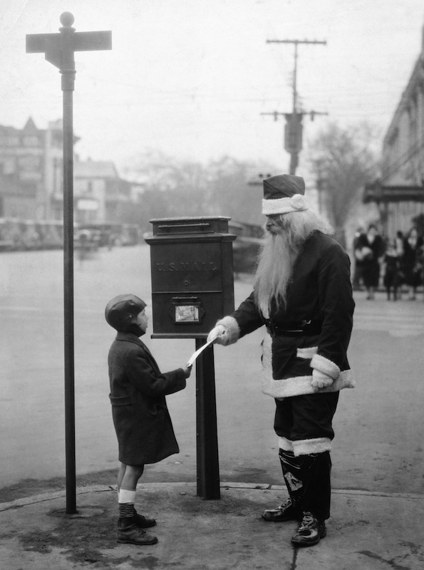 DECEMBER 24TH 1932, SOUTH CAROLINA, CLYDE SNIPES HANDING A LETTER TO SANTA CLAUS