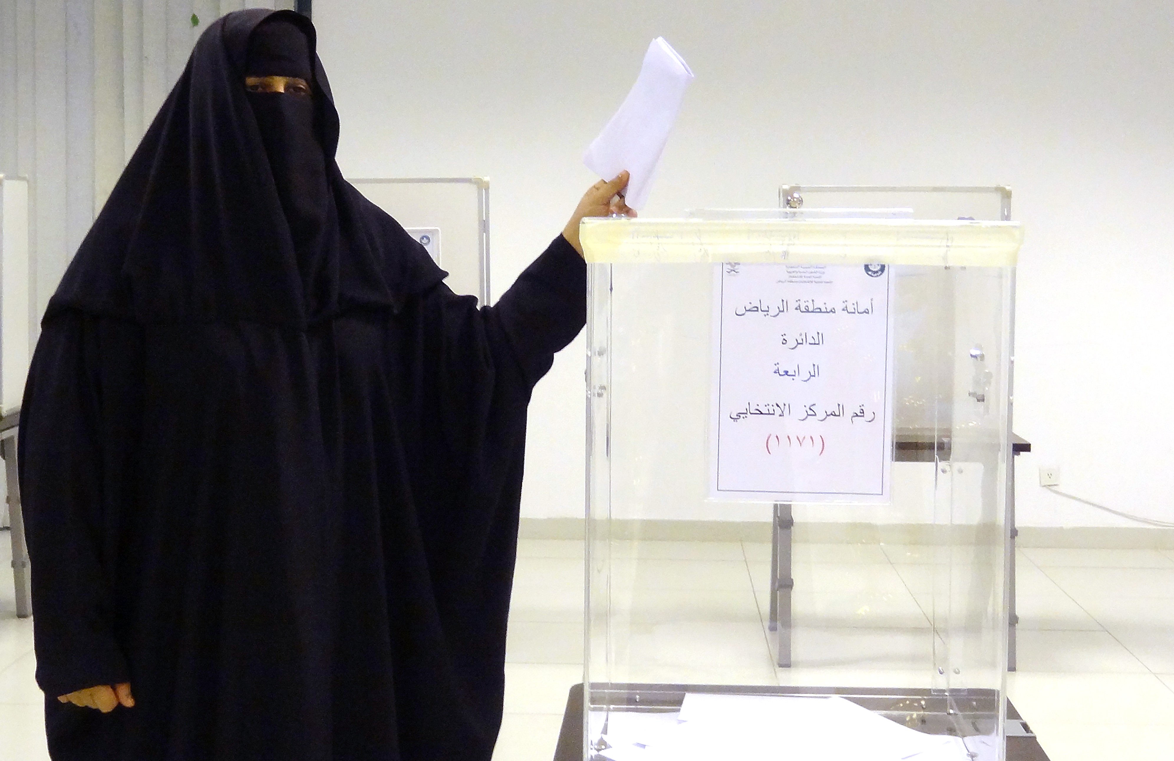 A Saudi woman casts her ballot in an election centre in the Saudi capital of Riyadh, on Dec.12, 2015.