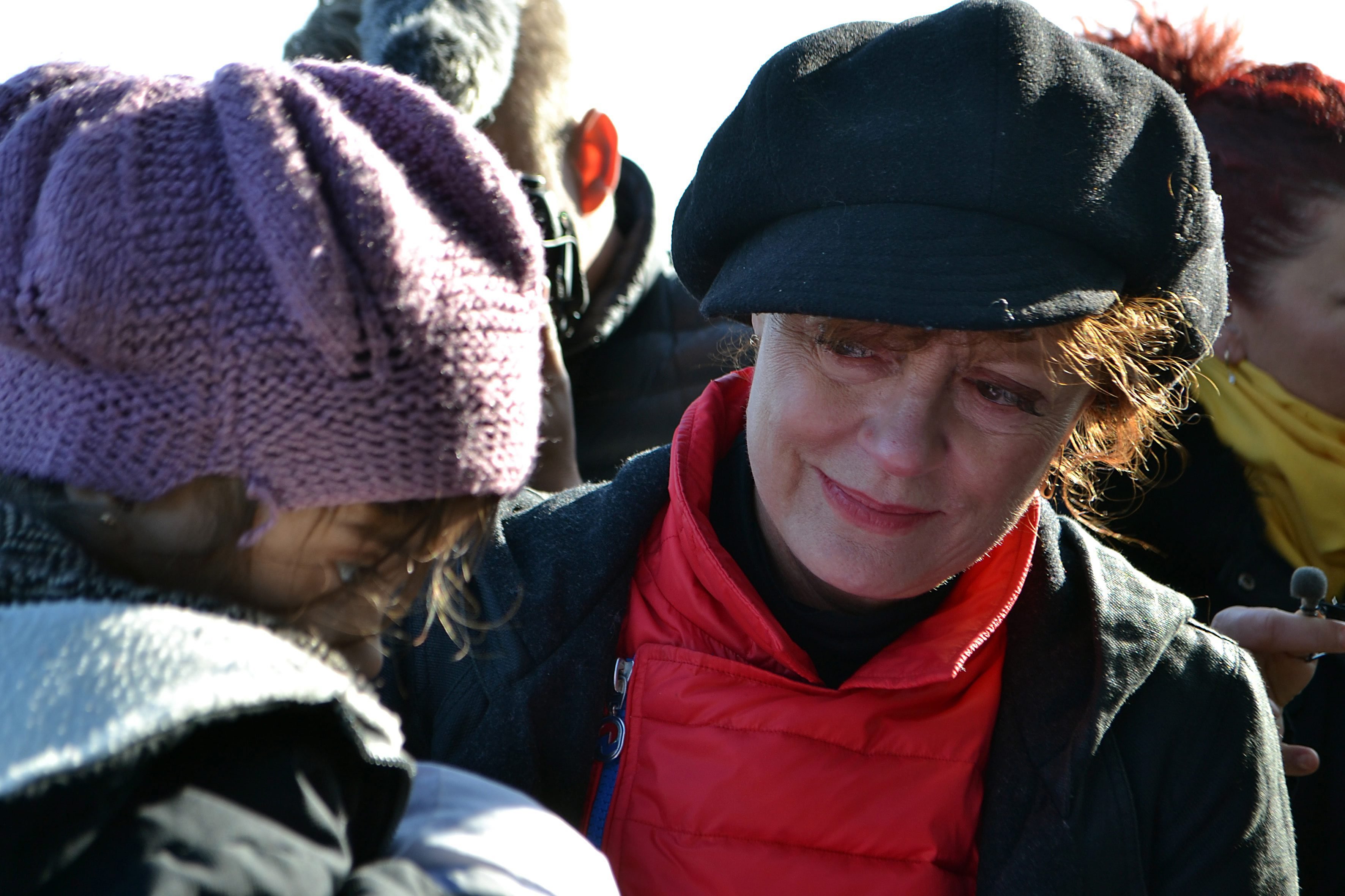 US actress Susan Sarandon assists refugees arriving at Lesvos island