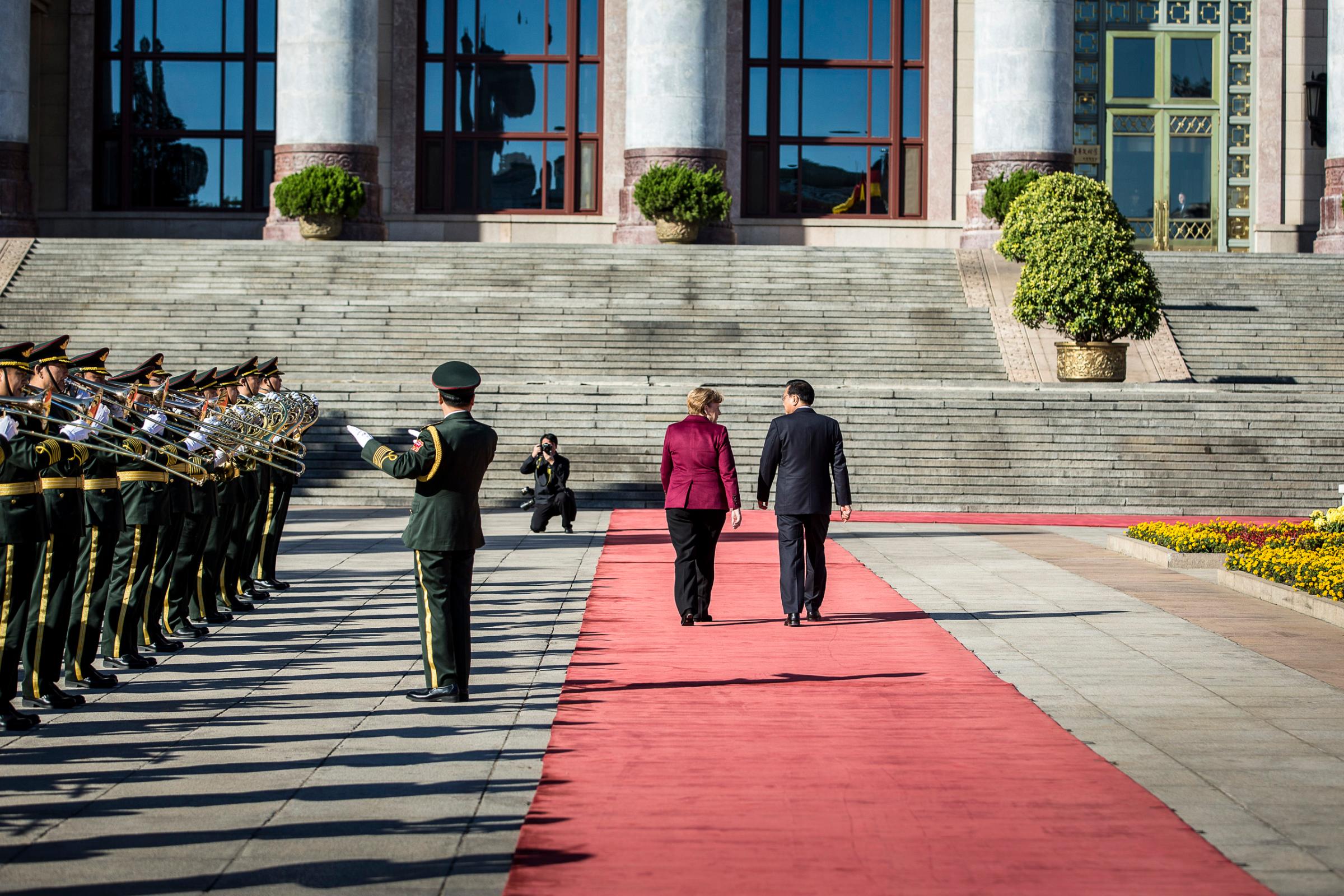 Chinese Premiere Li Keqiang receives Chancellor Angela Merkel with Military Honors in front of Great Hall of the People in Bejing, China. Oct. 29, 2015.
