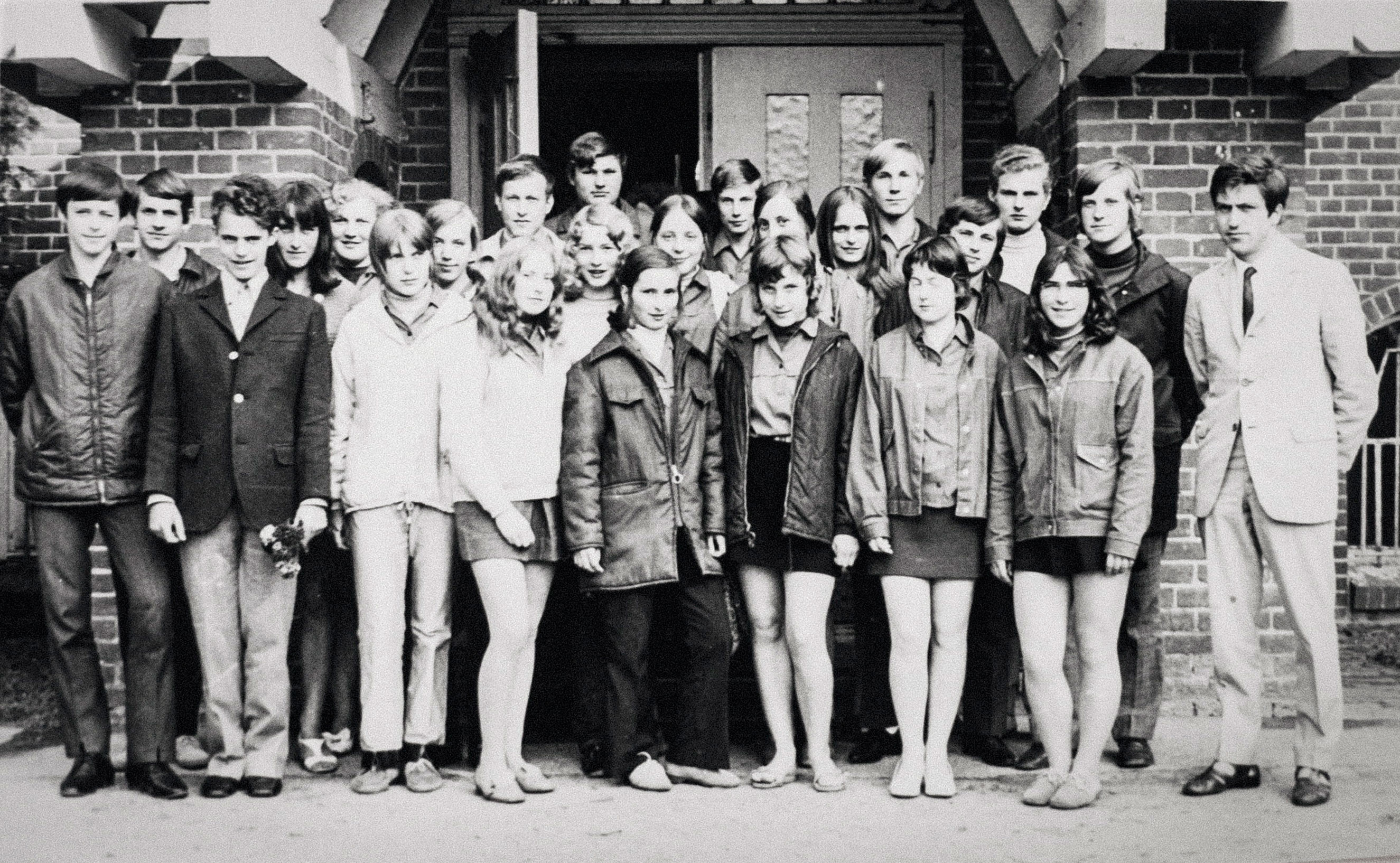 Angela Kasner (center, second row) in a class photo from 1971 of the Advanced High School (EOS) in Templin, Germany.