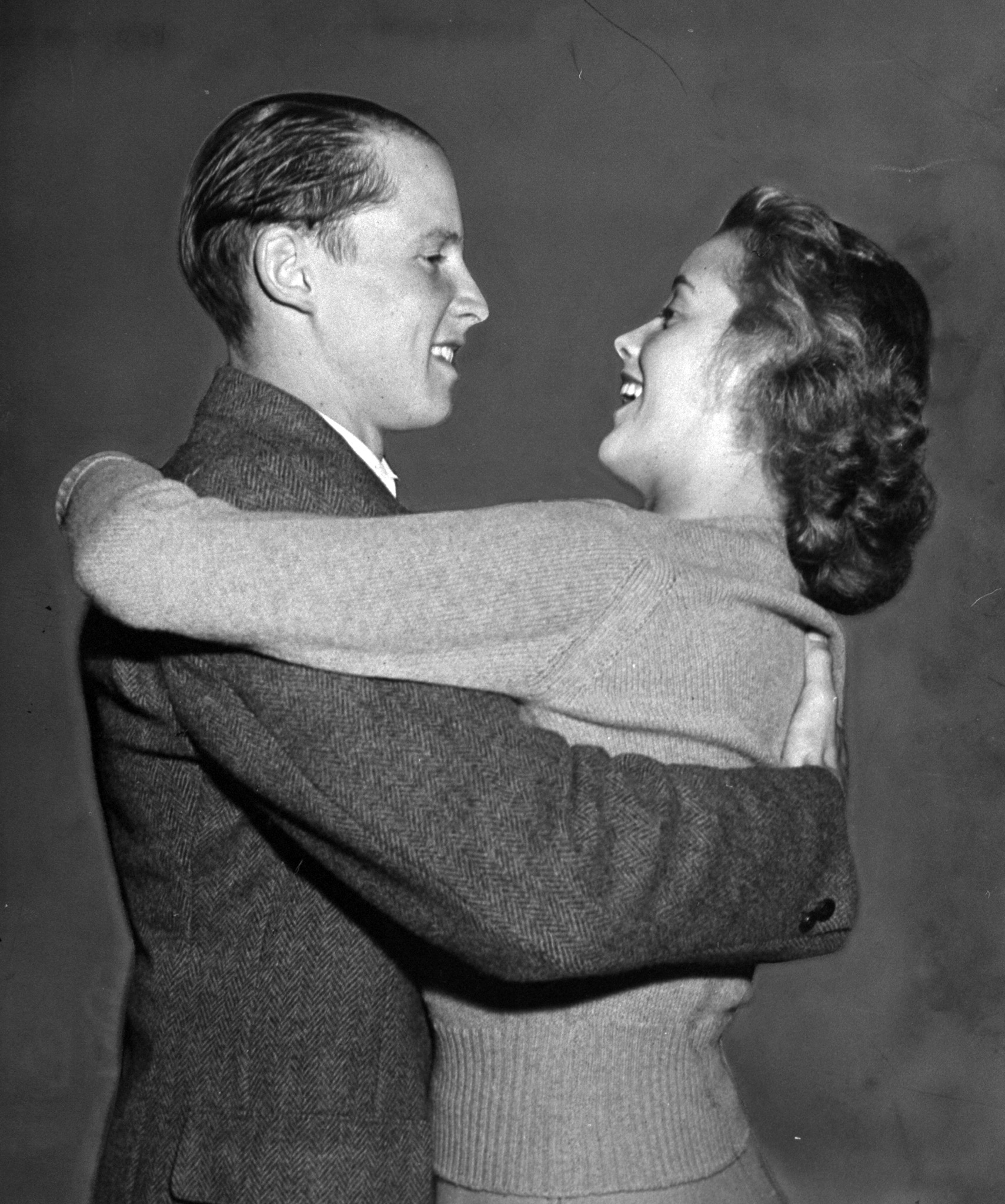 UCLA students Marjorie Henshaw and Johnny Hessel embracing one another, 1939.