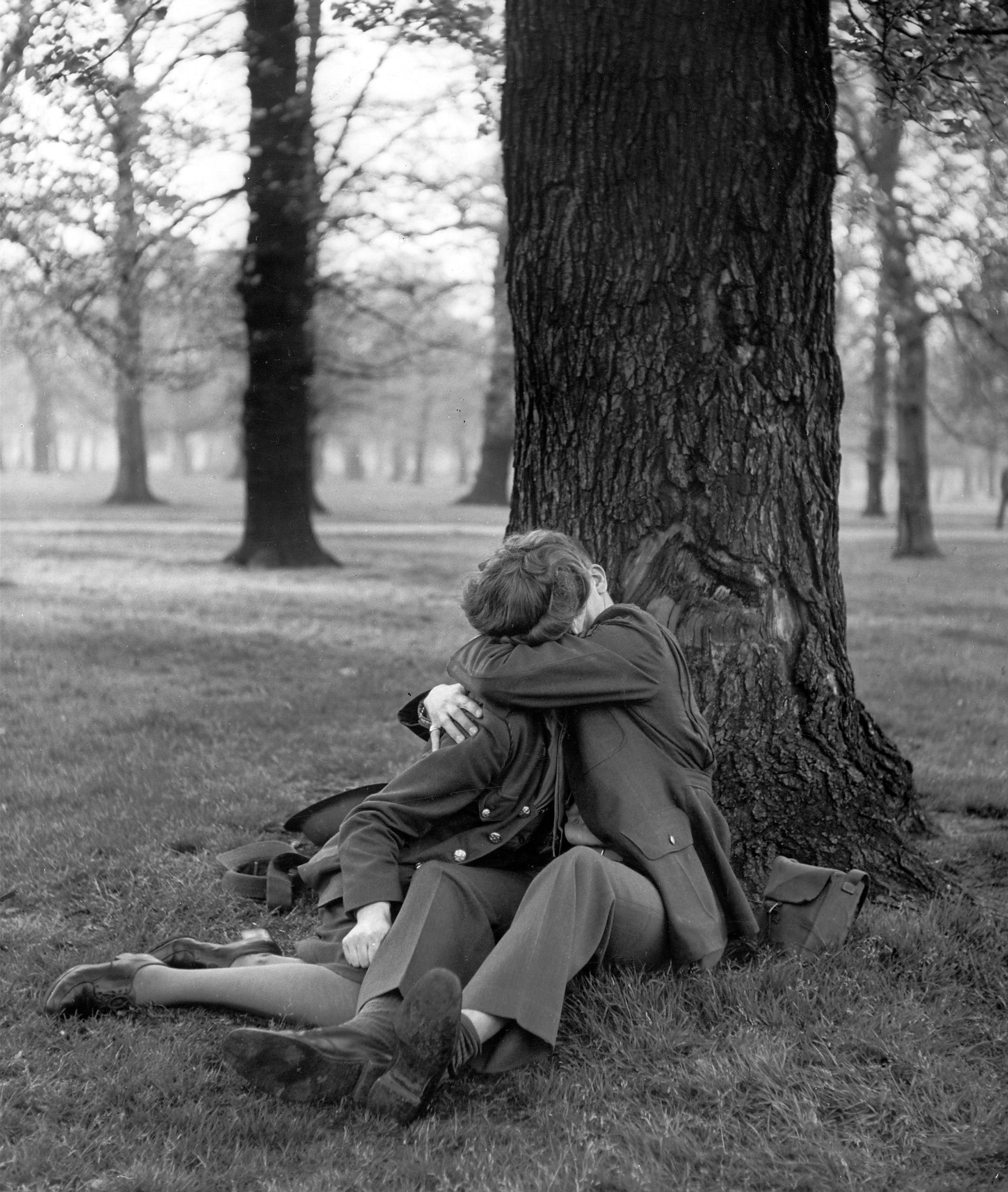 American soldier and his English girlfriend kissing under a tree in Hyde Park, London, 1944.