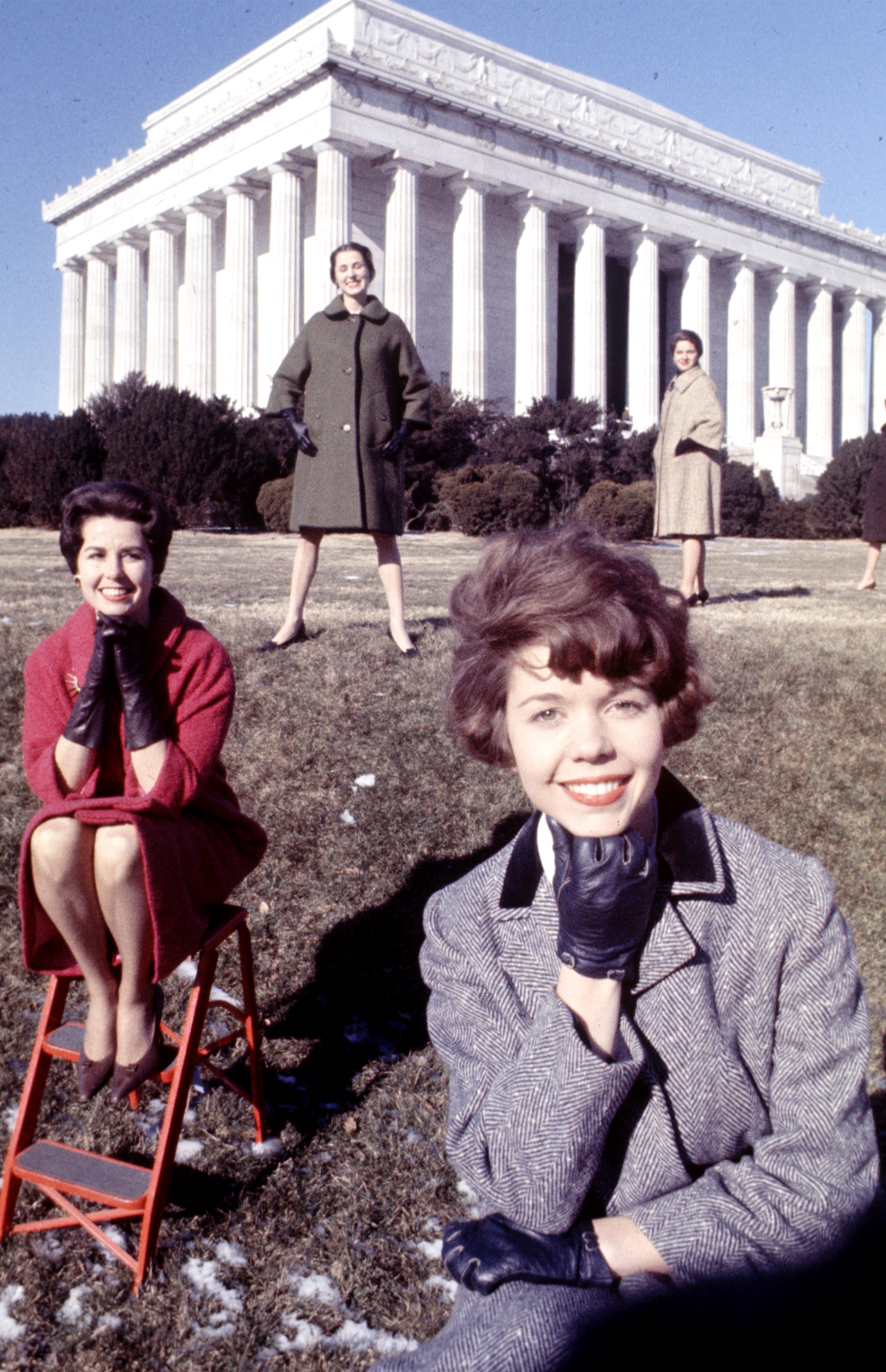 How to be a pretty girl and work in Washington, 1962 photo essay.