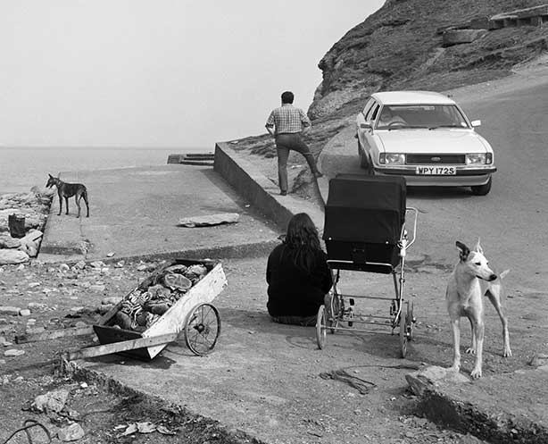 26-Crabs-and-people,-Skinningrove,-N.-Yorkshire,-1981-Chris-Killip-Martin-Parr