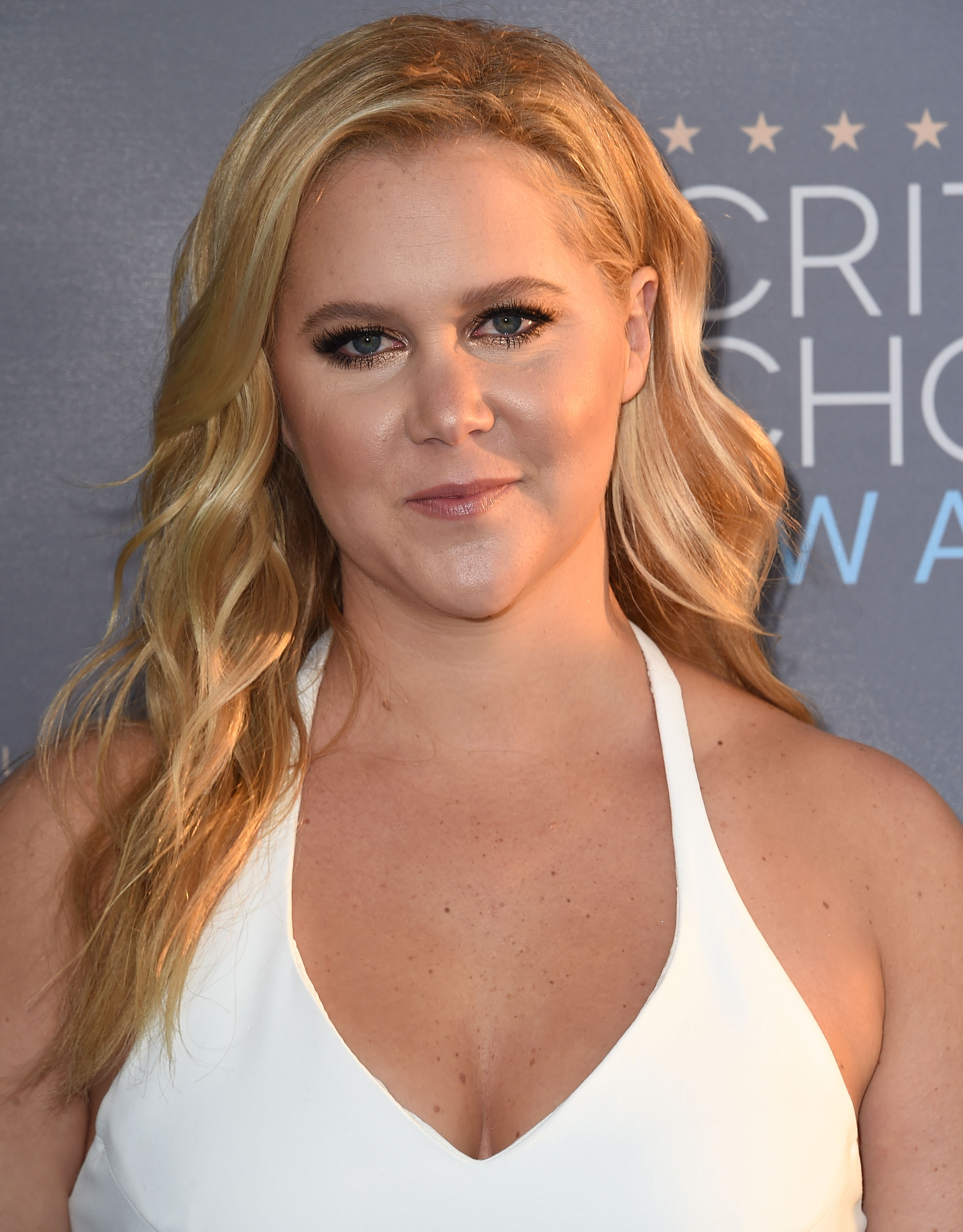Amy Schumer arrives at the The 21st Annual Critics' Choice Awards at Barker Hangar in Santa Monica, Calif., on Jan. 17, 2016.