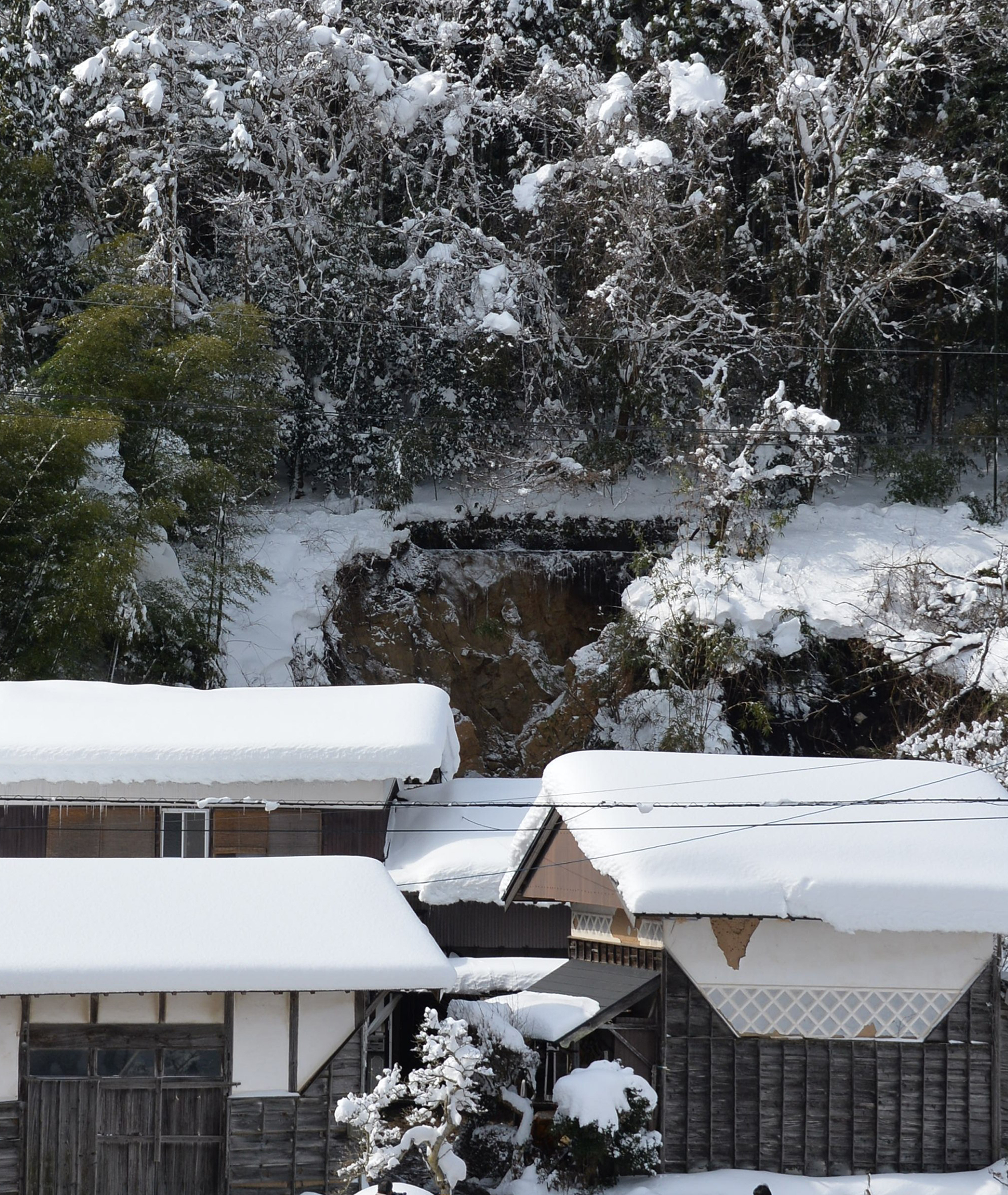 Heavy snow continues to fall in western Japan