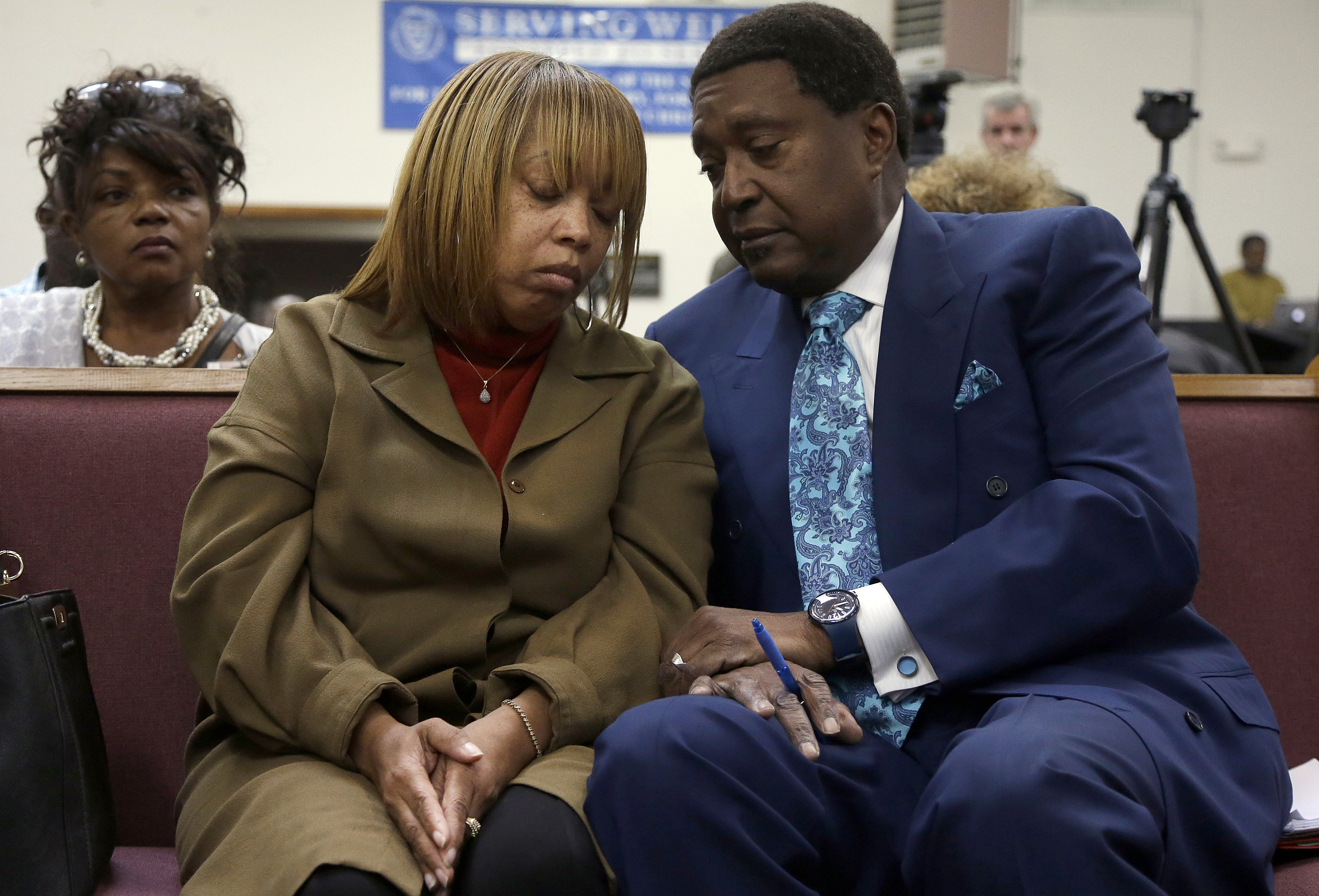 Attorney John Burris, right, talks with Gwendolyn Woods, the mother of Mario Woods, the man killed by San Francisco police after they say he appeared to raise a knife and approach an officer, San Francisco, Jan. 18, 2016 (Jeff Chiu—AP)