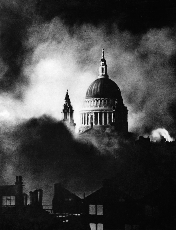 2.WW, Britain during... / Air War: Battle of Britain (07.40-05.41) Bomb raid against London, : St.Paul's cathedral , 29.12. 1940