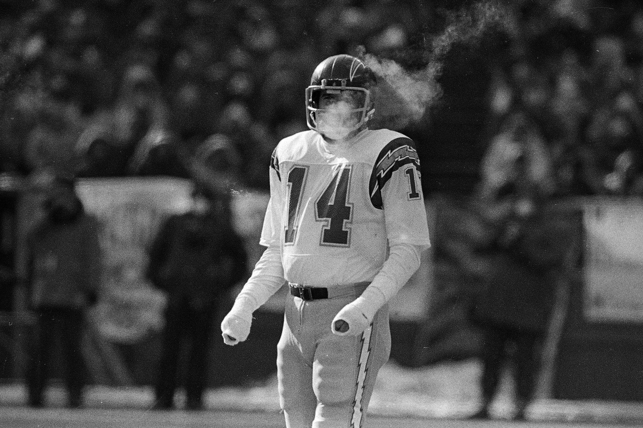Temperature: -9°F (Wind Chill: -59°F).
                              On Jan. 10, 1982 the San Diego Chargers faced the Cincinnati Bengals in the AFC Championship football game in Cincinnati. Here, quarterback Dan Fouts' breath is visible.