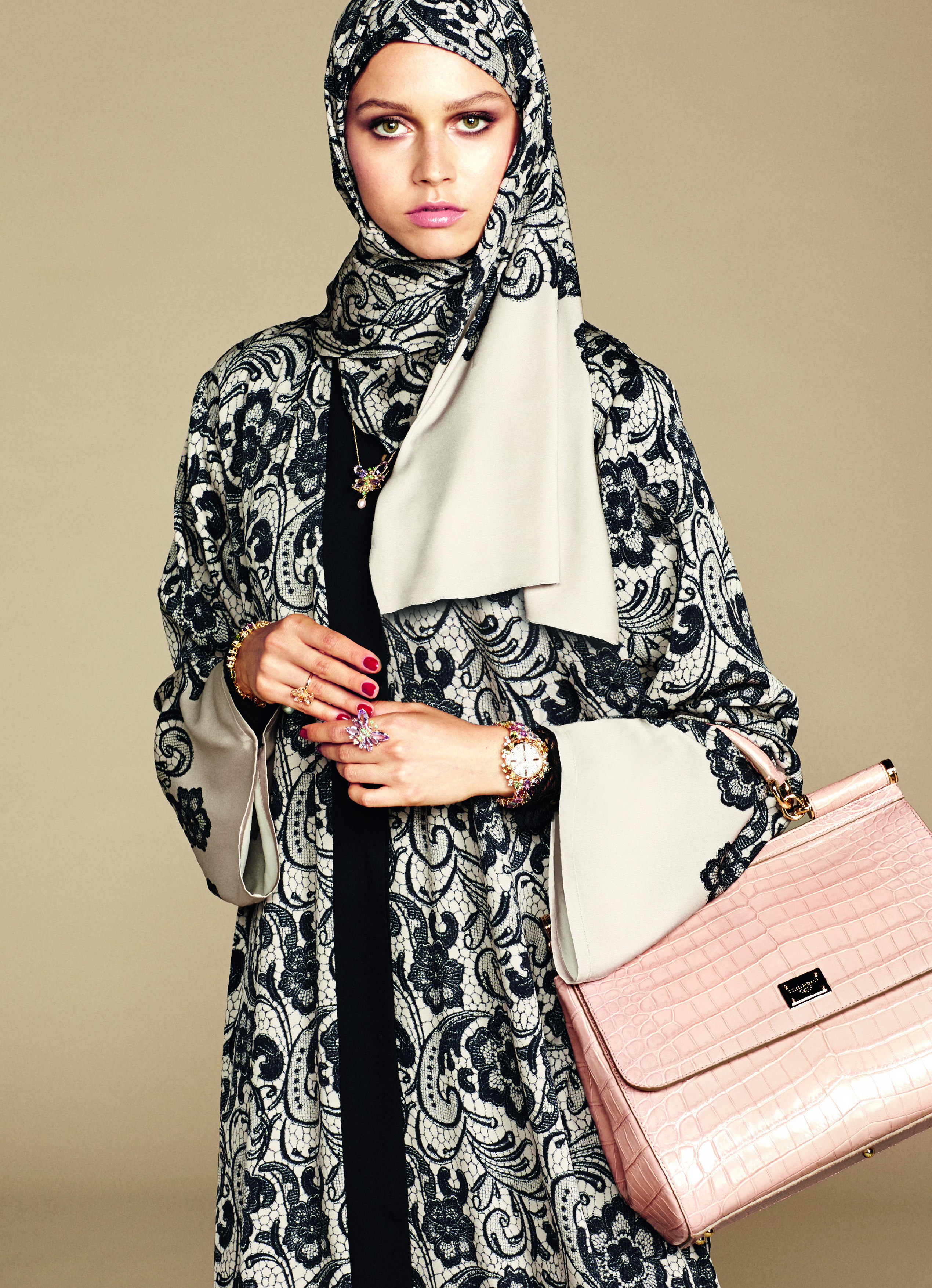 Модная мусульманская. Коллекция Дольче Габбана абайи. Мусульманская мода Дольче Габбана. Мода хиджаб Дольче Габбана. Дольче Габбана хиджаб коллекция.