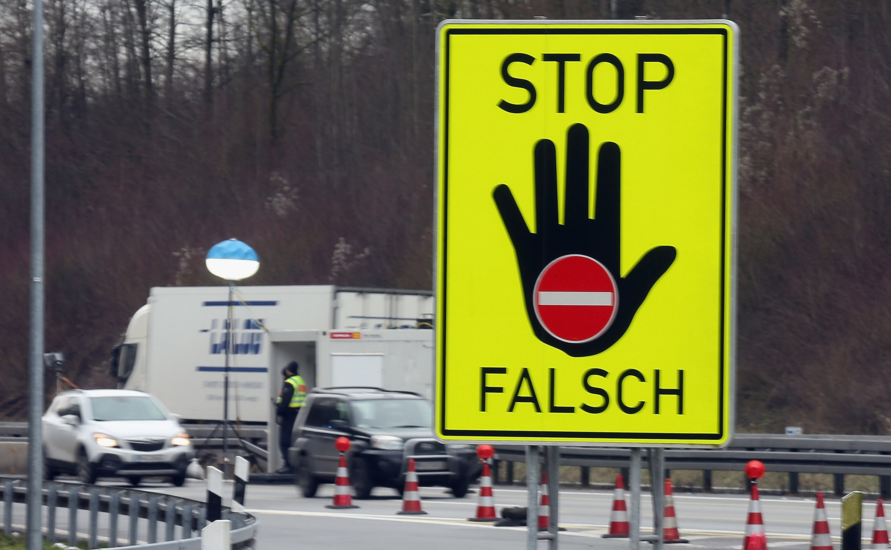German federal police control cars on the A3 highway near the border to Austria on a section used by arriving migrants and refugees on Jan. 28, 2016, near Passau, Germany (Johannes Simon—Getty Images)