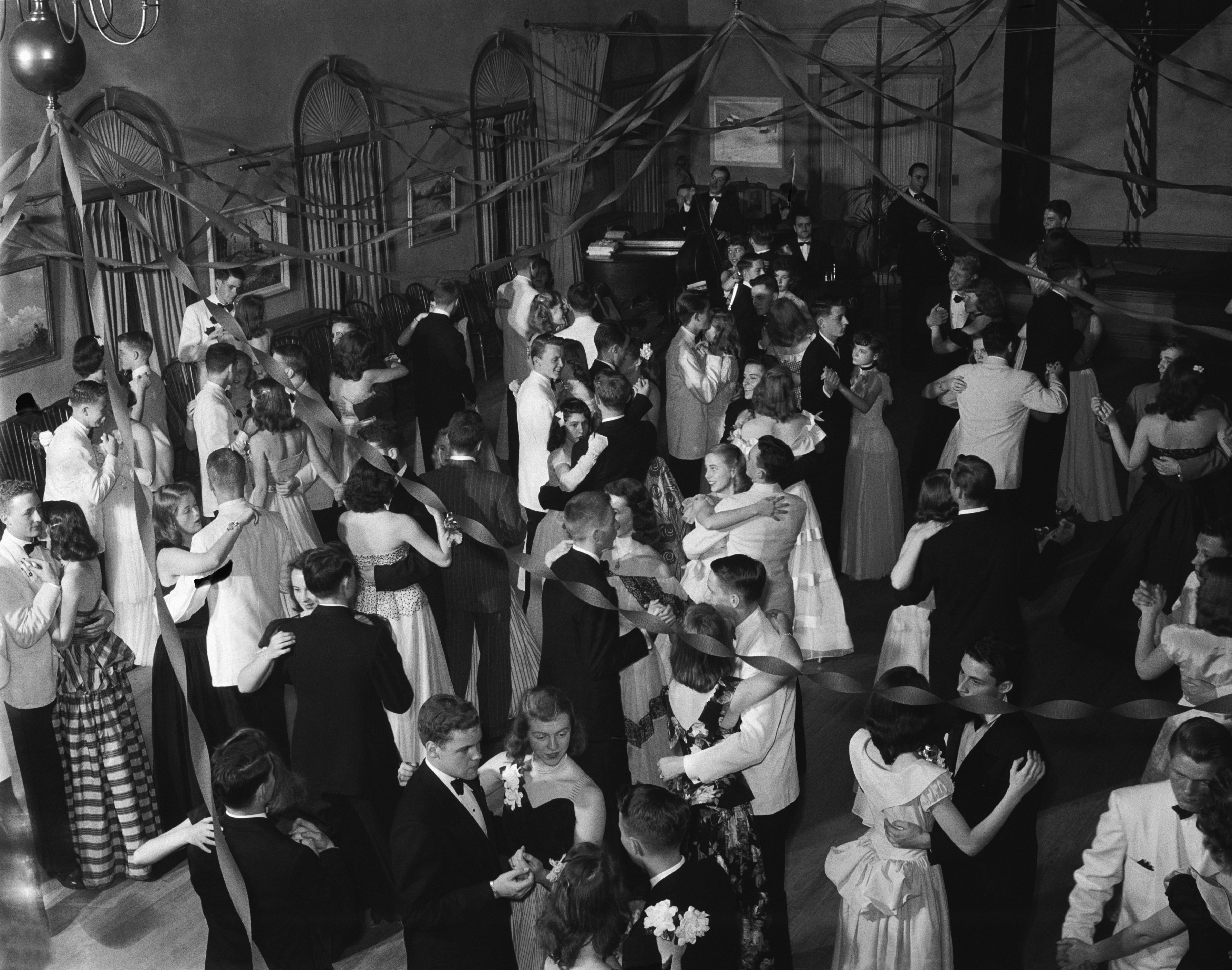 A 1950s high school dance. (H. Armstrong Roberts—Getty Images)